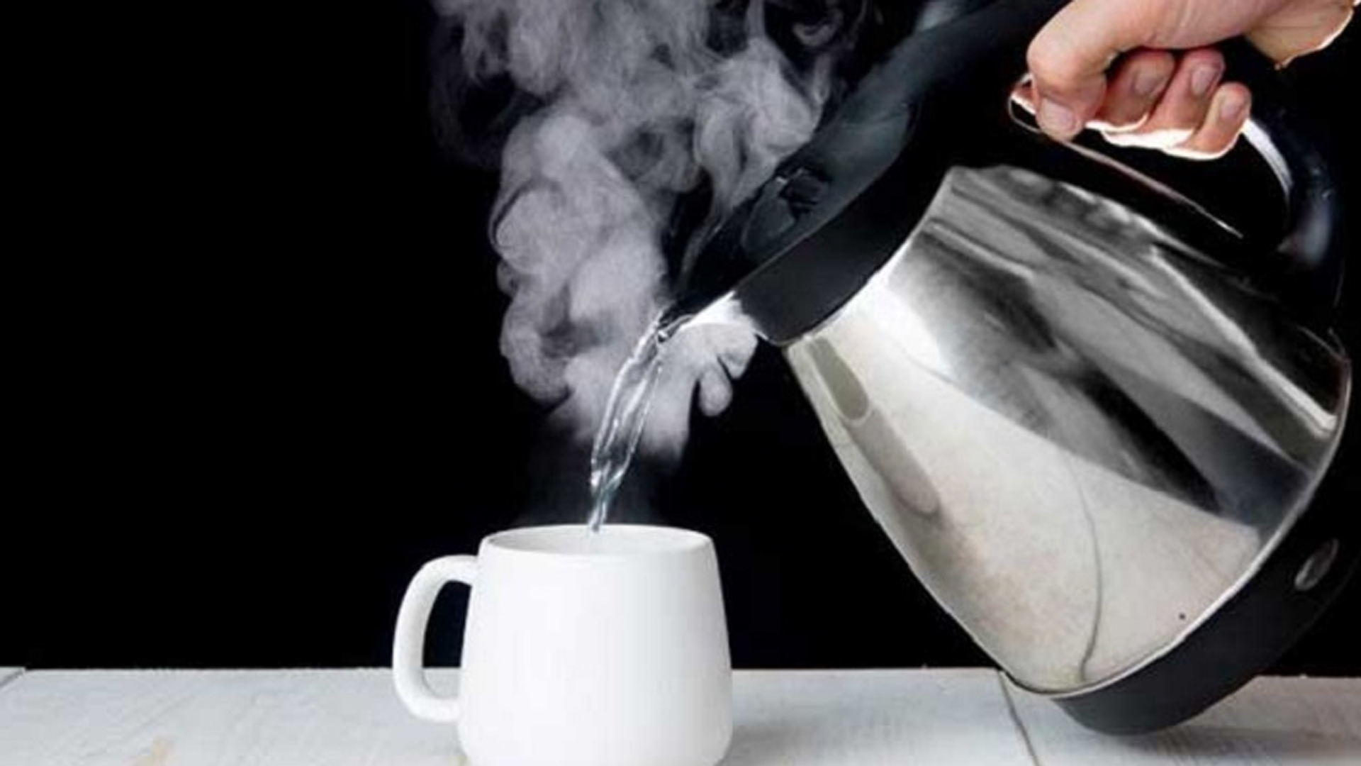 সকালে সঠিক নিয়মে গরম পানি পান না করলেই বিপদ