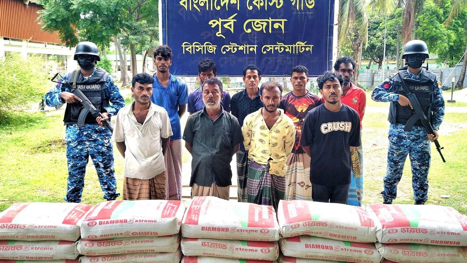 মিয়ানমারে ৩৫৫ বস্তা সিমেন্ট পাচারের চেষ্টা, ট্রলারসহ আটক ৯
