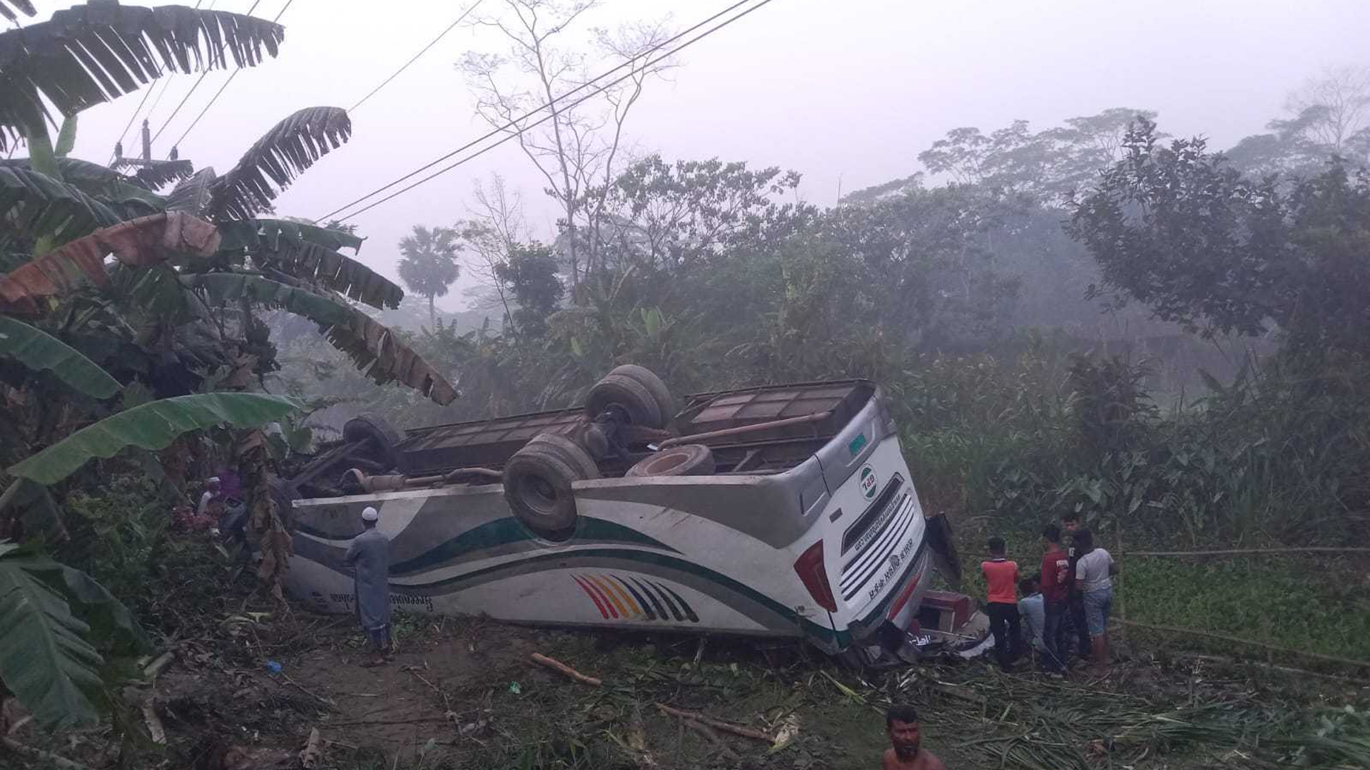 ঢাকা-বরিশাল মহাসড়কে বাস খাদে পড়ে নারী নিহত, স্বামী-সন্তান হাসপাতালে