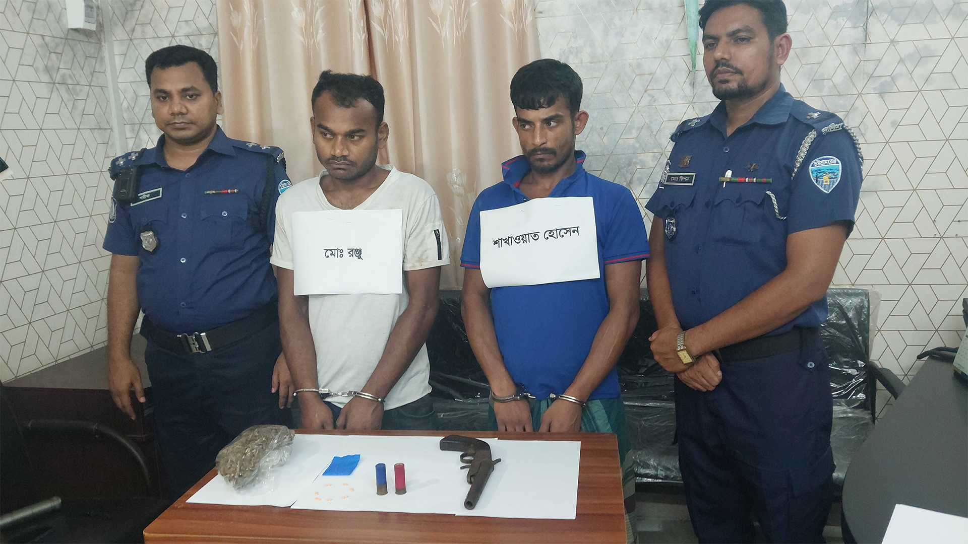 লক্ষ্মীপুরে অস্ত্র ও মাদকসহ ২ কারবারিকে আটকে পুলিশে দিলো জনতা
