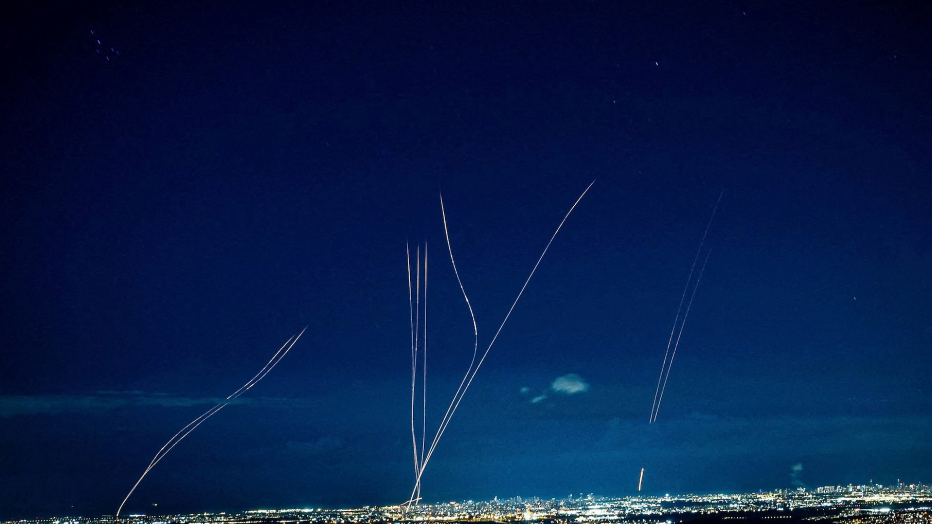 ইসরাইলে একযোগে ইরান ও হিজবুল্লাহর হামলা, শতাধিক শহরে বাজছে সাইরেন!