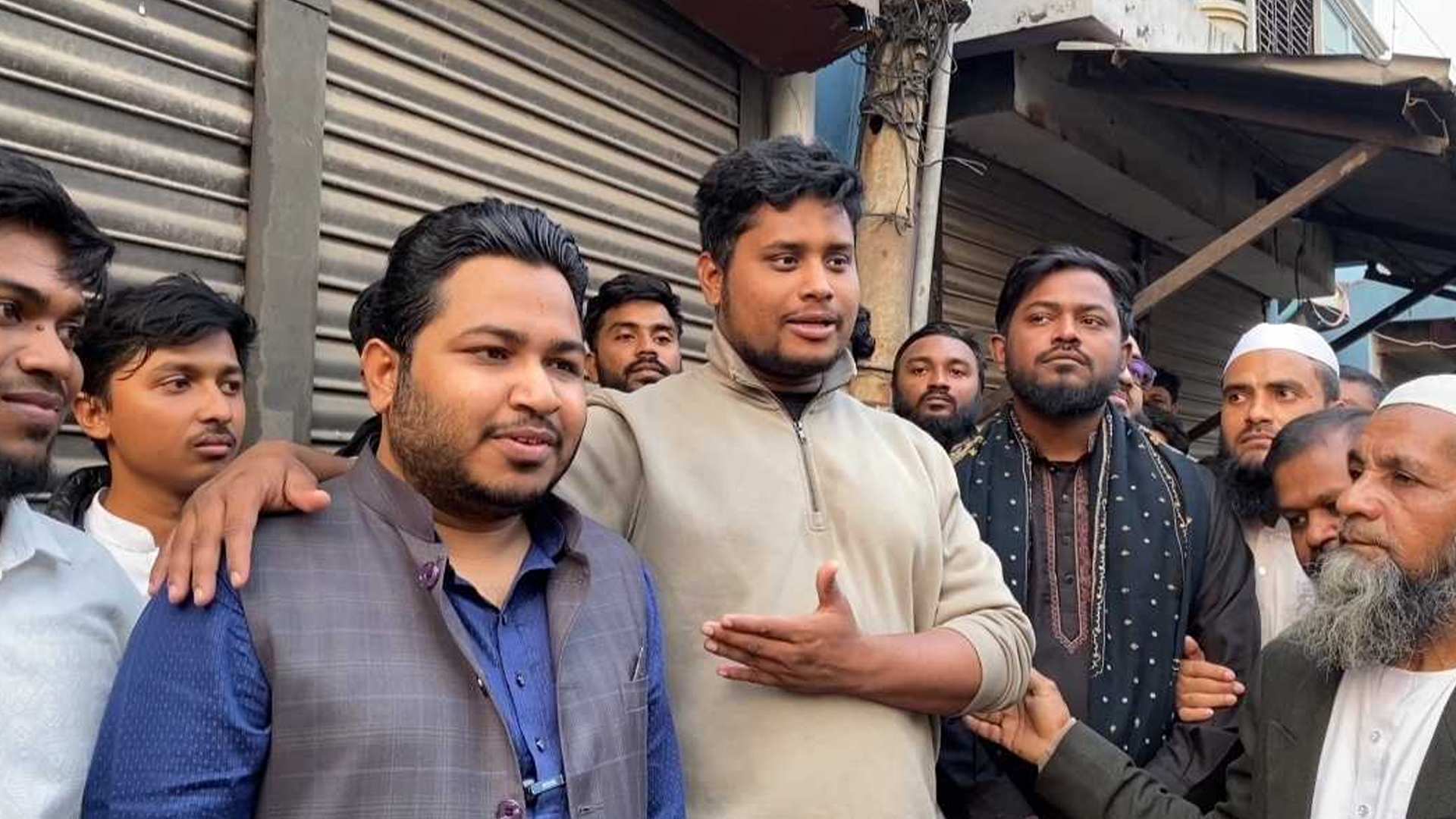 প্রধানমন্ত্রীর পায়ে ধরে কেউ রাষ্ট্রপতি হবে জনগণ এমন বাংলাদেশ চায় না: হাসনাত