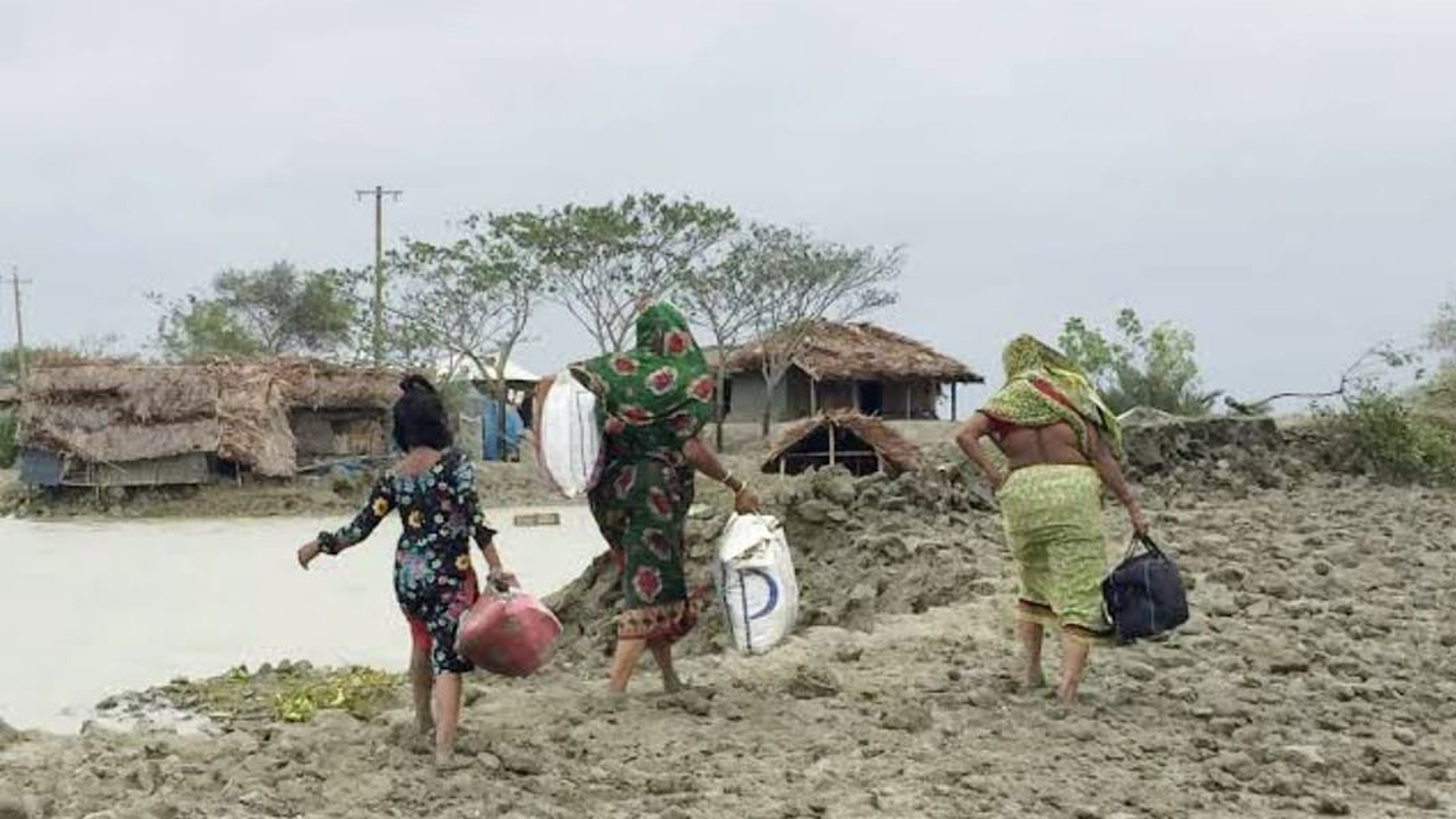 উপকূলীয় আর্তনাদ: যেখানে পানিই ঘাতক