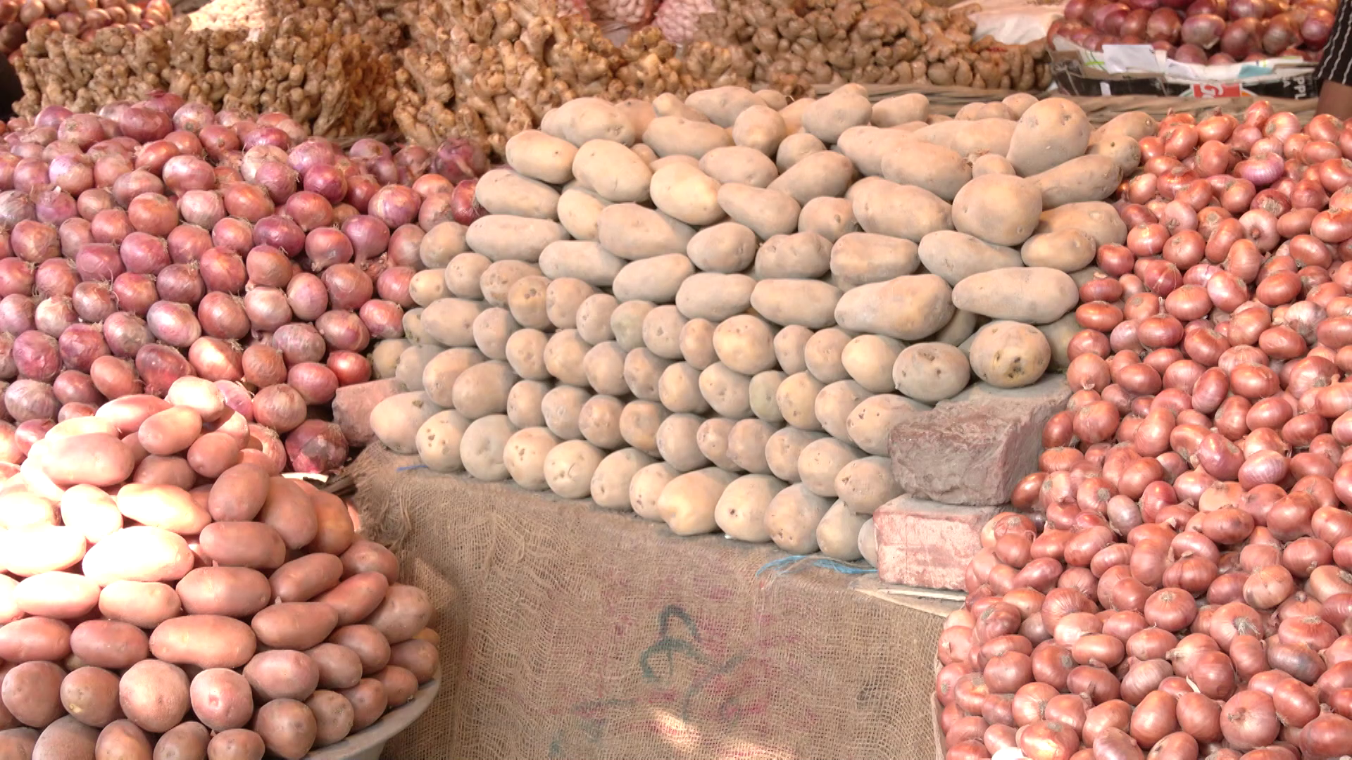 Uyda yolgiz yalangoch fotosuratlar va videolar