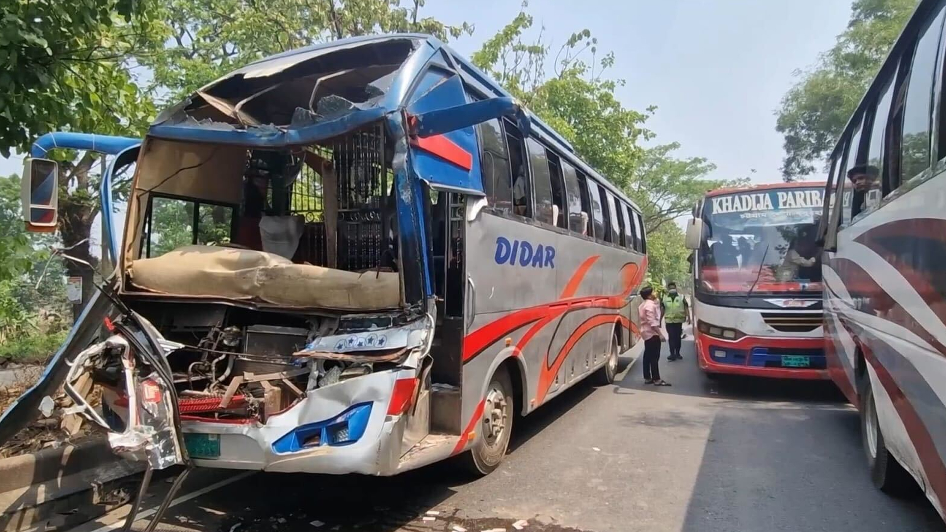 ফেনীতে ট্রাকের সঙ্গে ধাক্কায় দুমড়ে-মুচড়ে গেল যাত্রীবাহী বাস, আহত ১২