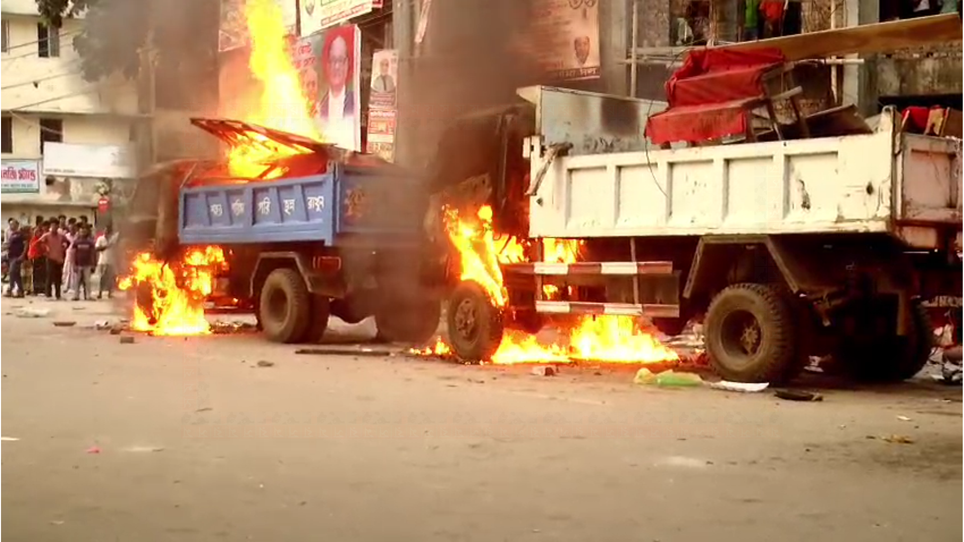 ভোলায় উচ্ছেদ অভিযানের তিন গাড়ি পুড়িয়ে দিলেন ব্যবসায়ীরা