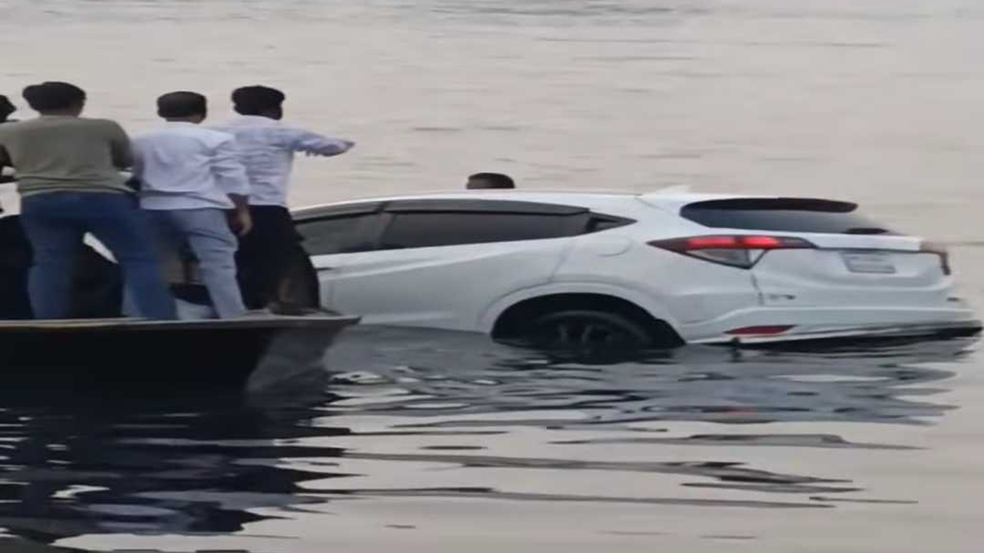 নারায়ণগঞ্জে ফেরি থেকে শীতলক্ষ্যায় পড়ে গেল প্রাইভেট কার