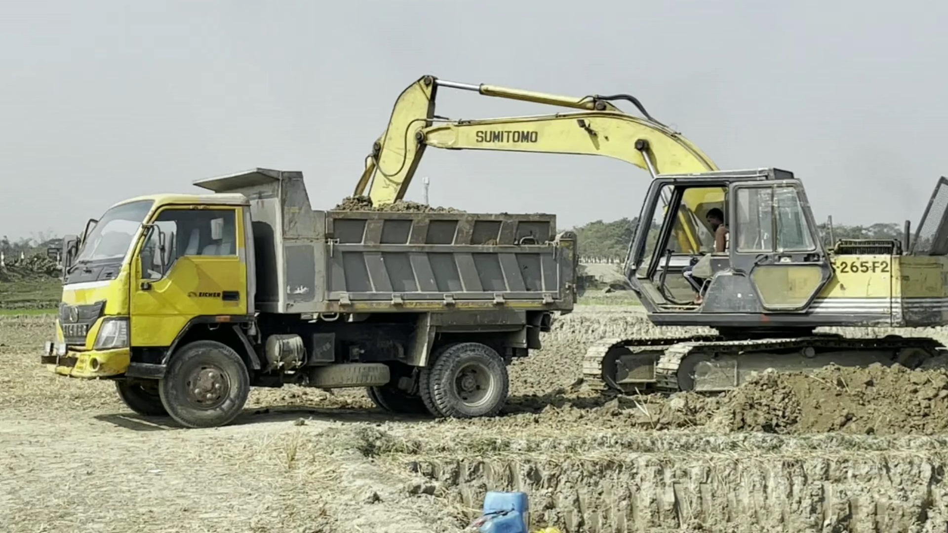 সুনামগঞ্জে ফসলি জমির মাটি বিক্রি করে সংসার চালাতে হচ্ছে কৃষকদের!