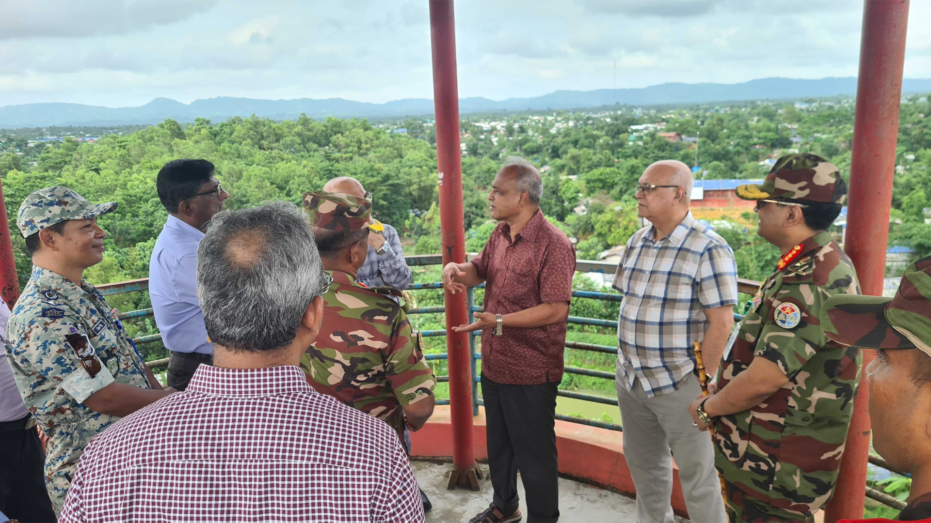 রোহিঙ্গাদের প্রতি বিশ্ব সম্প্রদায়েরও বড় দায় আছে: কক্সবাজারে দুই উপদেষ্টা
