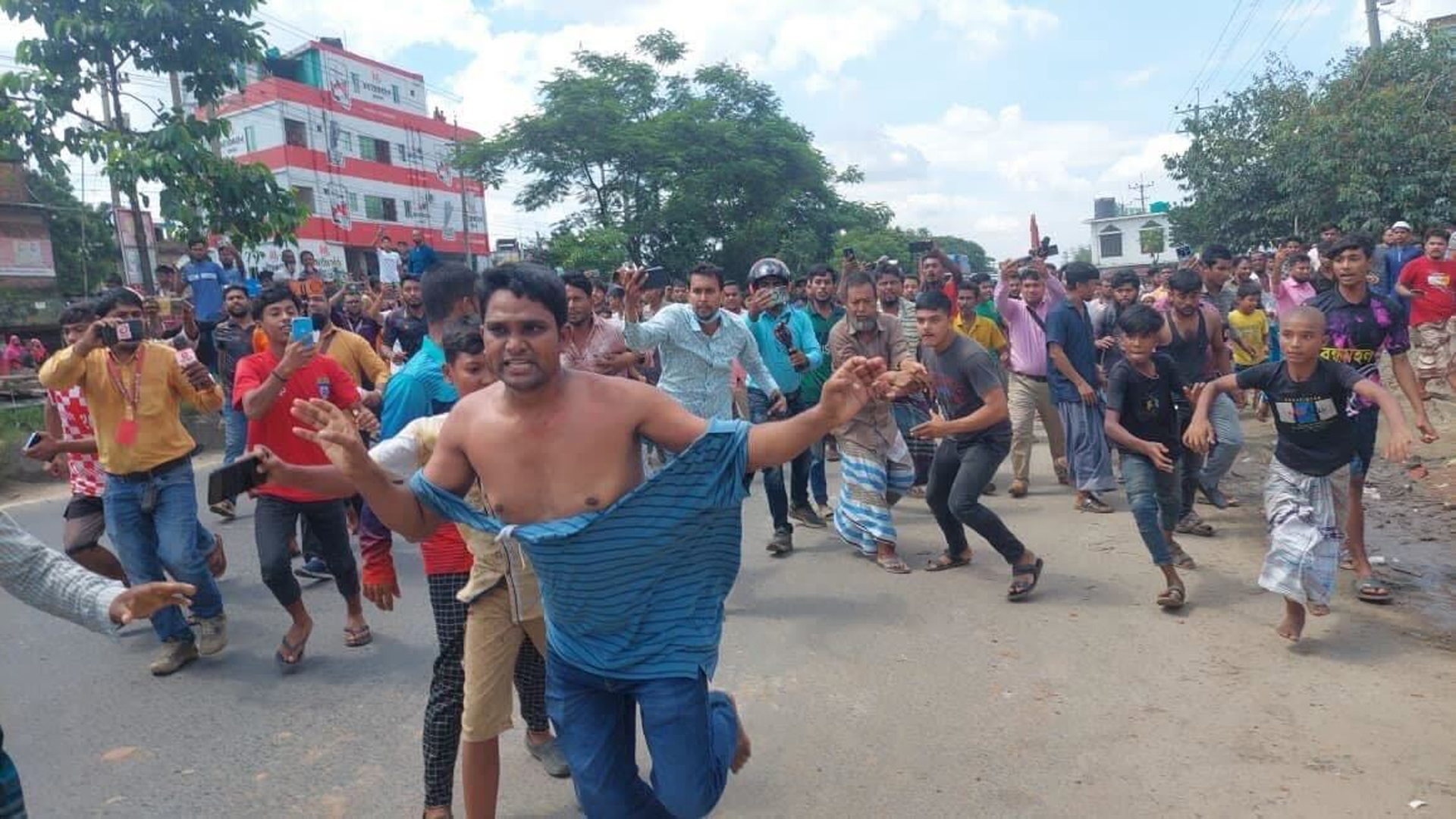উচ্ছেদ অভিযানের সময় ২ কর্মকর্তার ওপর হামলা