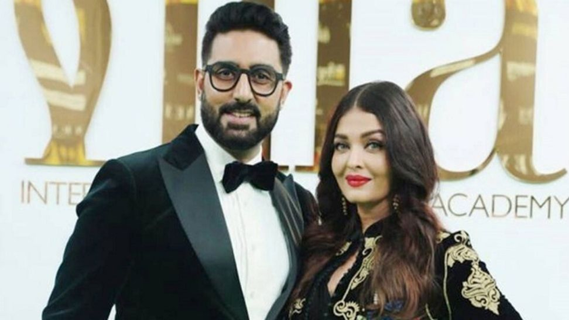 রেড কার্পেটে স্ত্রীর সঙ্গে হাঁটতে ভয় লাগে: অভিষেক