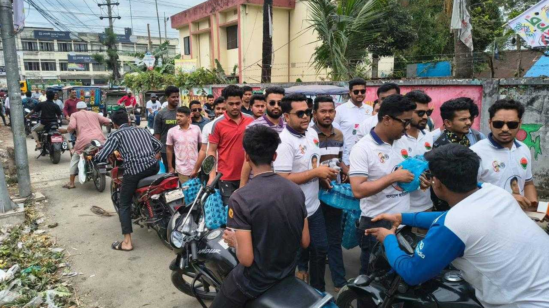 পেট্রোল পাম্পে তেলের জন্য অপেক্ষারত বাইকারদের স্বস্তির কারণ হলো ছাত্রদল