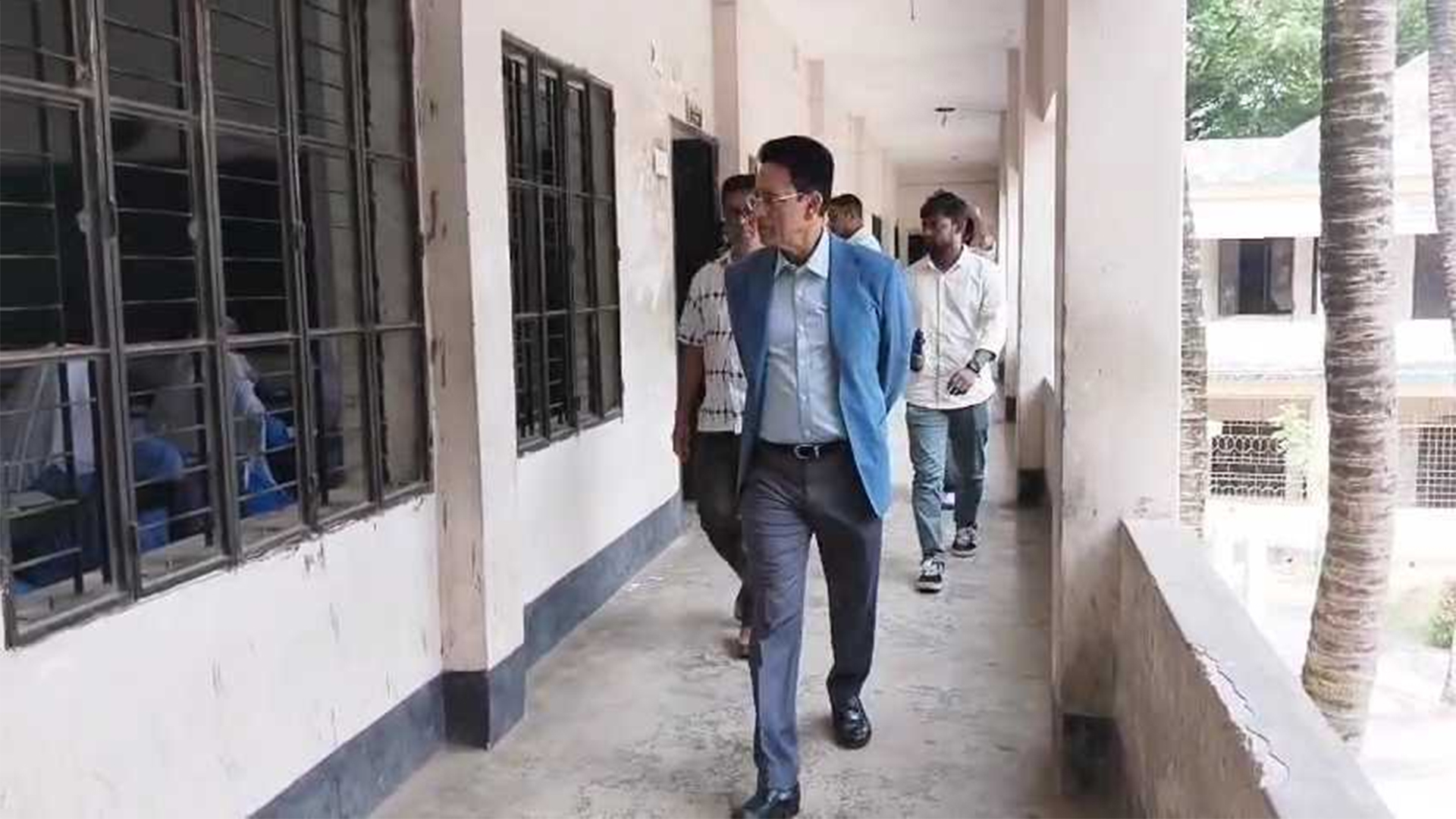 মানিকগঞ্জে আকস্মিক এসএসসি পরীক্ষার কেন্দ্র পরিদর্শনে শিক্ষামন্ত্রী