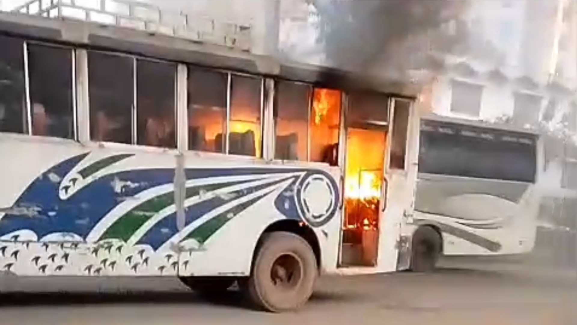 আশুলিয়ায় চলন্ত বাসে আগুন