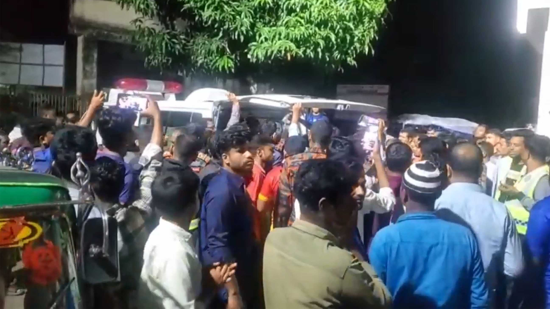 কুড়িগ্রামে ট্রাক-মাইক্রোবাস সংঘর্ষে নিহত ৩