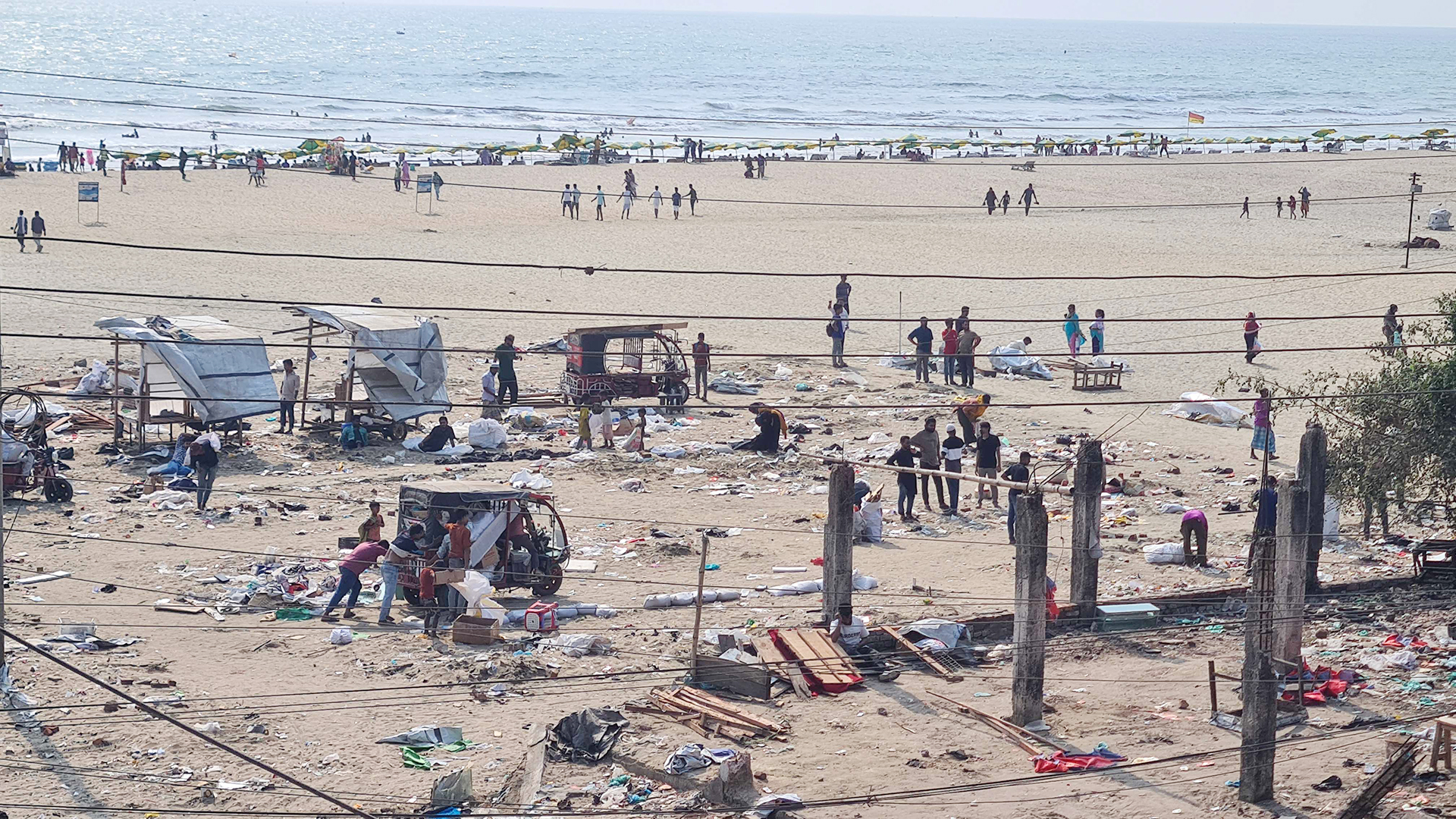 আল্টিমেটামের পর কক্সবাজার সৈকতে ৫০০ স্থাপনা অপসারণ