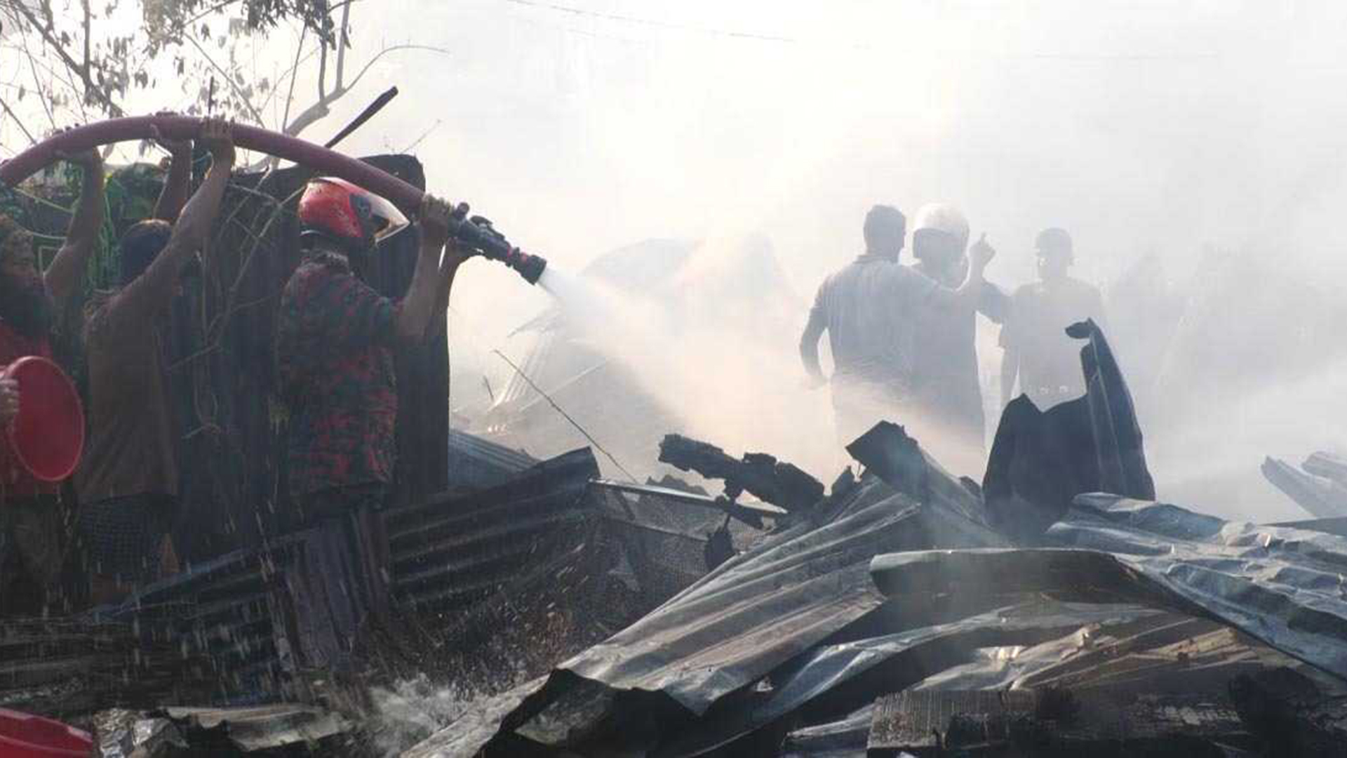 ঝালকাঠিতে ভয়াবহ আগুনে ১০ ঘর পুড়ে ছাই