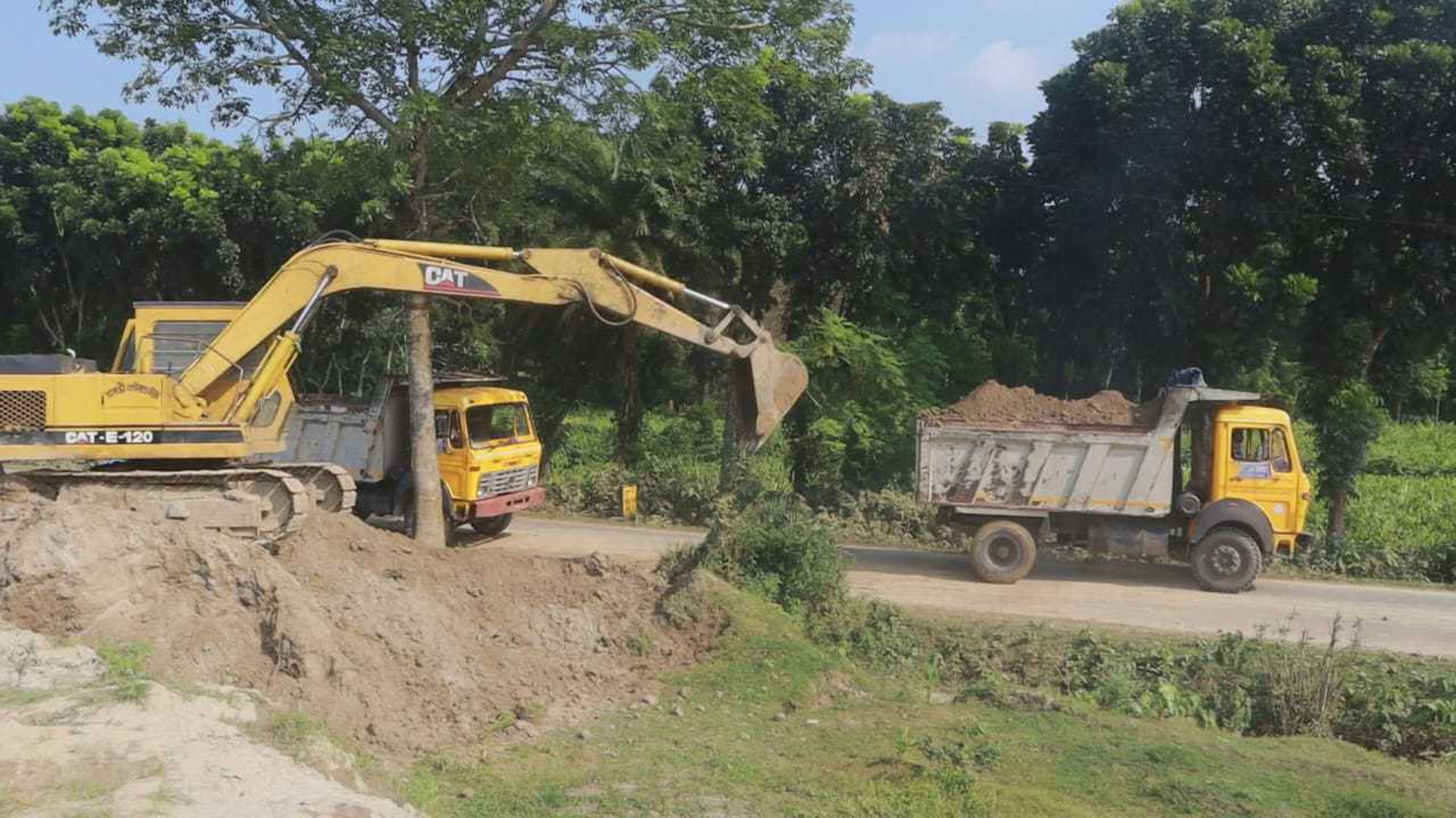 পাবনায় ইছামতীর মাটি লুটের মহোৎসব!
