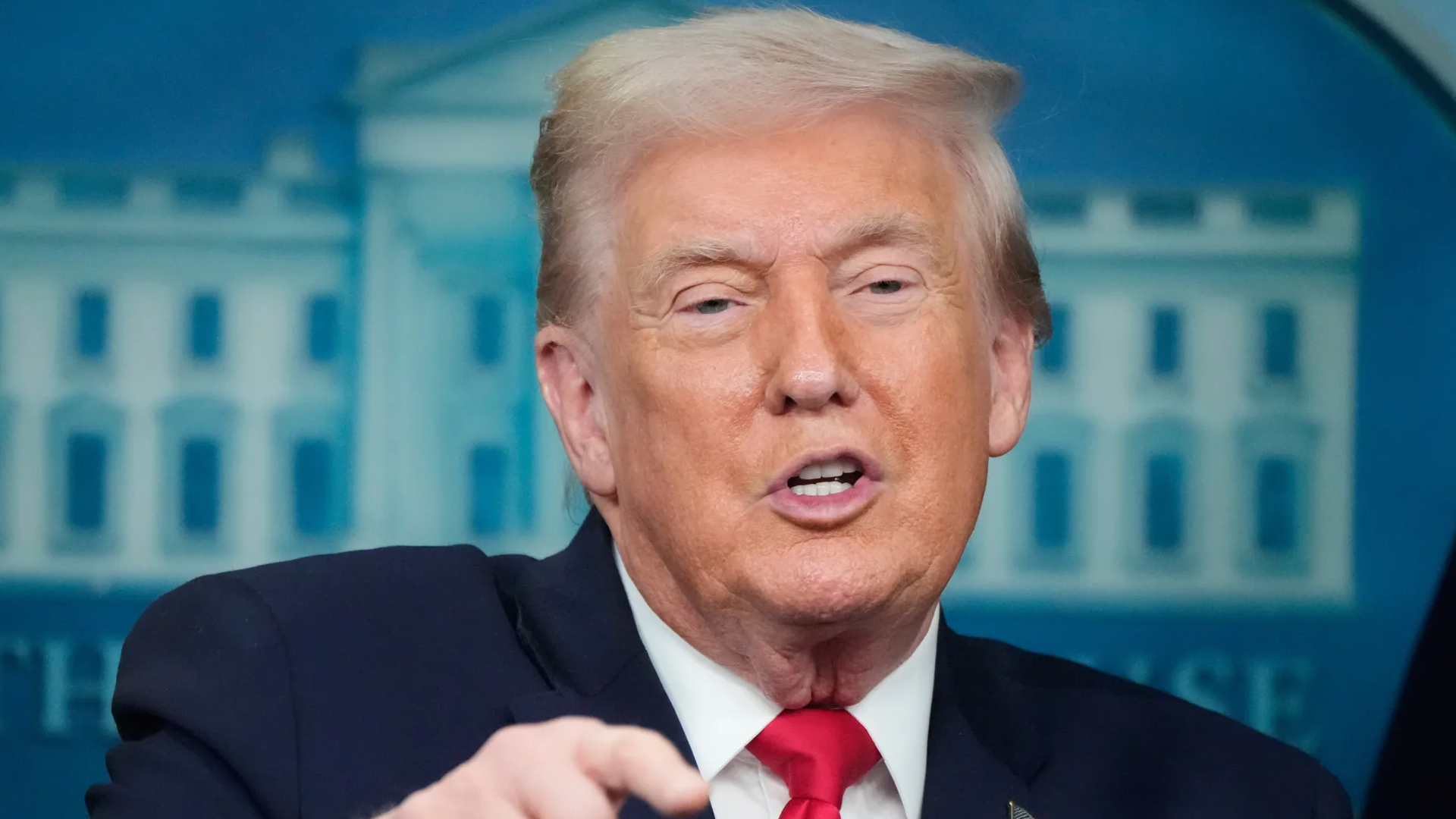 দায়িত্ব গ্রহণের এক বছর পূর্তিতে মঙ্গলবার হোয়াইট হাউসে এক সংবাদ সম্মেলনে সোমালি-আমেরিকানদের লক্ষ্য করে আবারও কঠোর ও বিতর্কিত মন্তব্য করেছেন মার্কিন প্রেসিডেন্ট ডনাল্ড ট্রাম্প। ছবি: সংগৃহীত