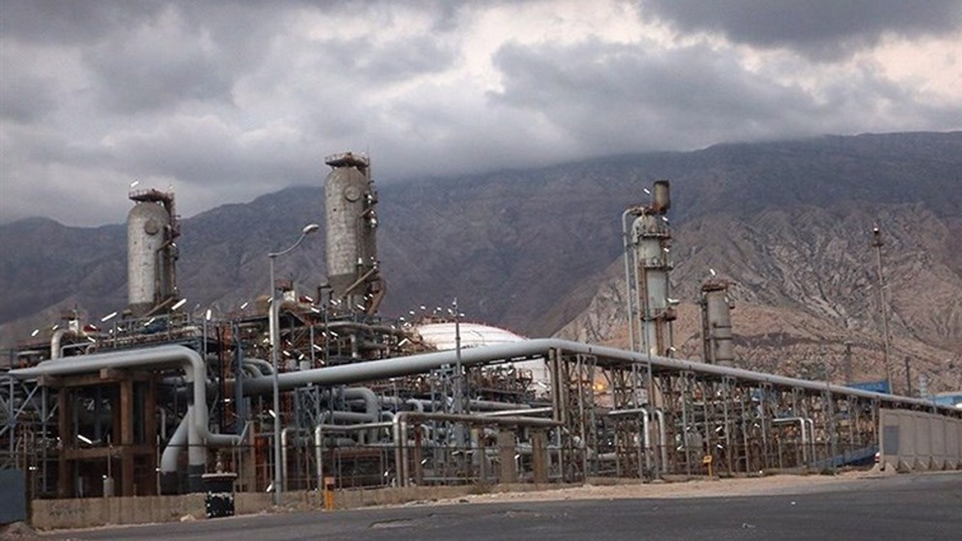 ইরানের ছয় পেট্রোকেমিক্যাল কারখানায় বিমান হামলা