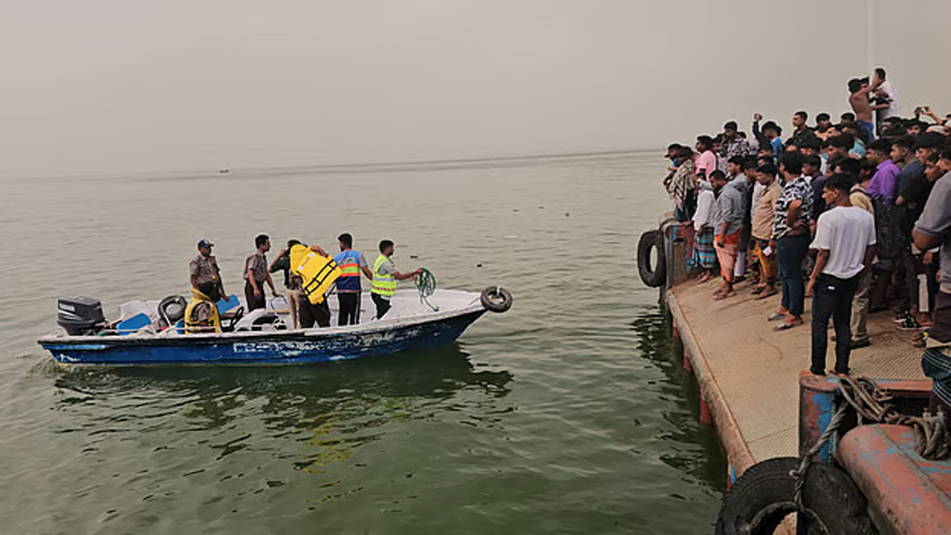পন্টুনের নিচে বাস, ভাঙা যাচ্ছে না দরজা-জানালা