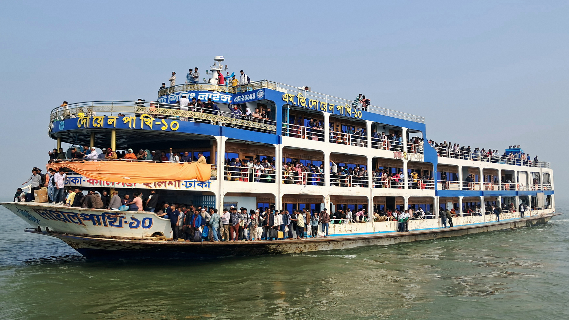 ভোট উৎসব: ভোলায় নৌপথে মানুষের ঢল, বেশিভাড়া আদায়ের অভিযোগ