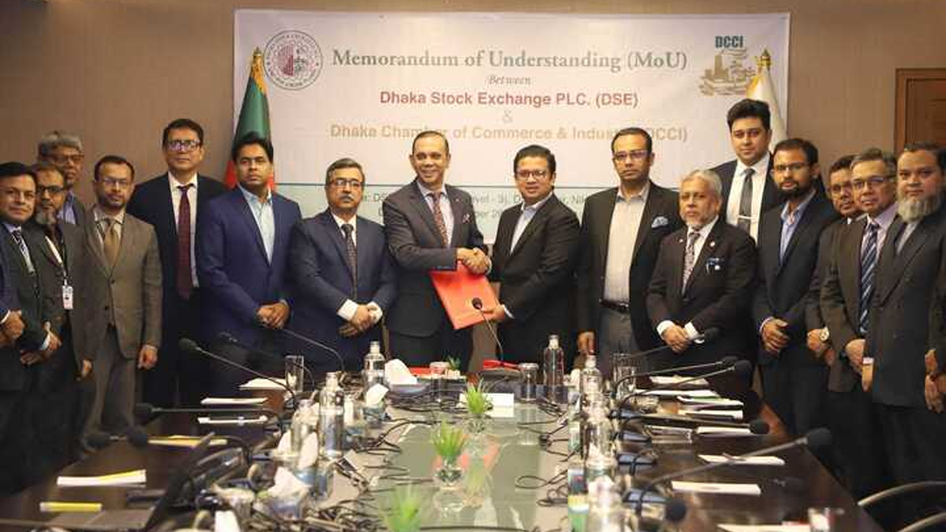 পুঁজিবাজার শক্তিশালী করতে ডিসিসিআই-ডিএসইর এমওইউ সই