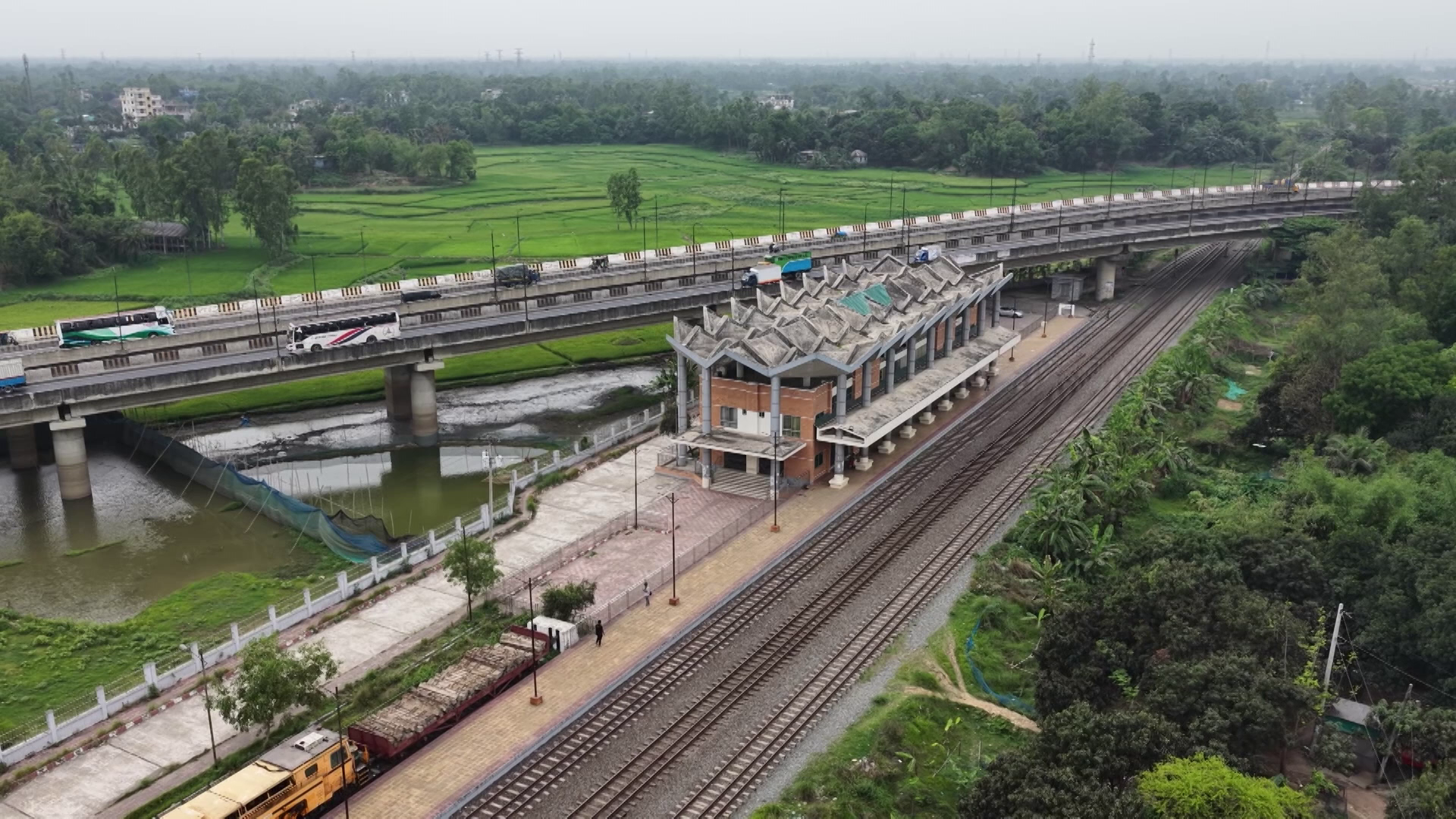গাজীপুরে শত কোটি টাকায় বানানো স্টেশনে থামে মাত্র একটি ট্রেন!