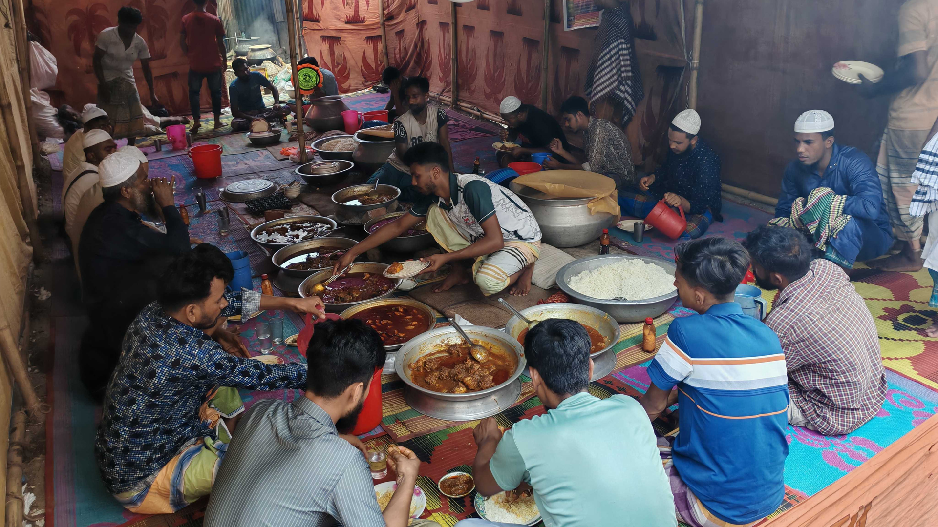 যে হোটেলে নবীর সুন্নত মেনেই দস্তরখান বিছিয়ে খাবার খান মুসল্লিরা
