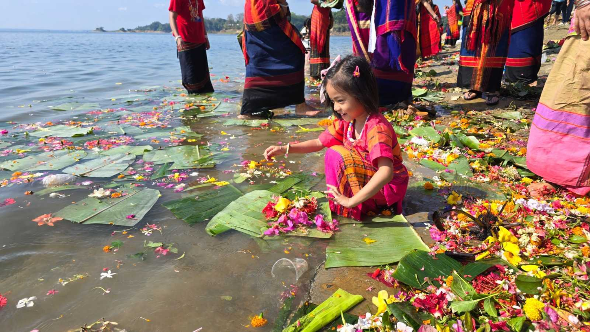 Ikki erkak ayolni erkalash porno Yigitlar jinsiy olatni silaydilar