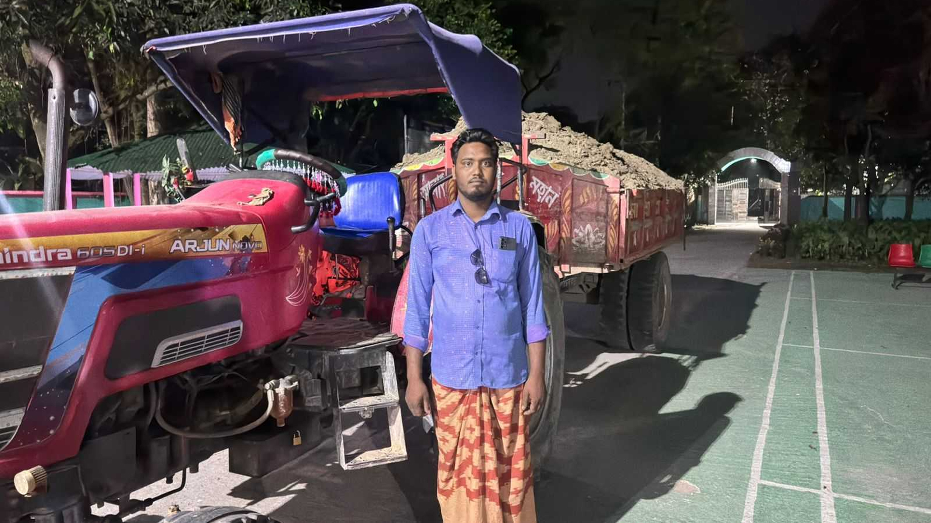 পদ্মা নদী রক্ষা বাঁধের পাশ থেকে মাটি কাটার দায়ে জরিমানা