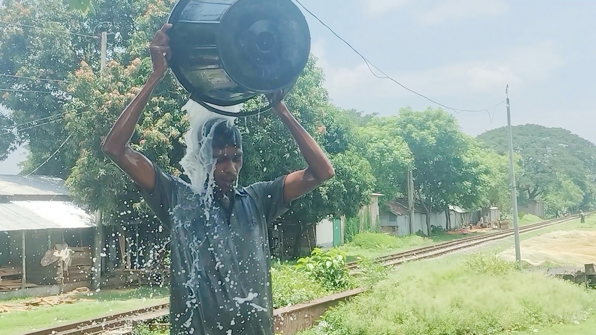 স্ত্রী তালাক দেয়ায় এক মণ দুধ দিয়ে গোসল করলেন শাকিল!