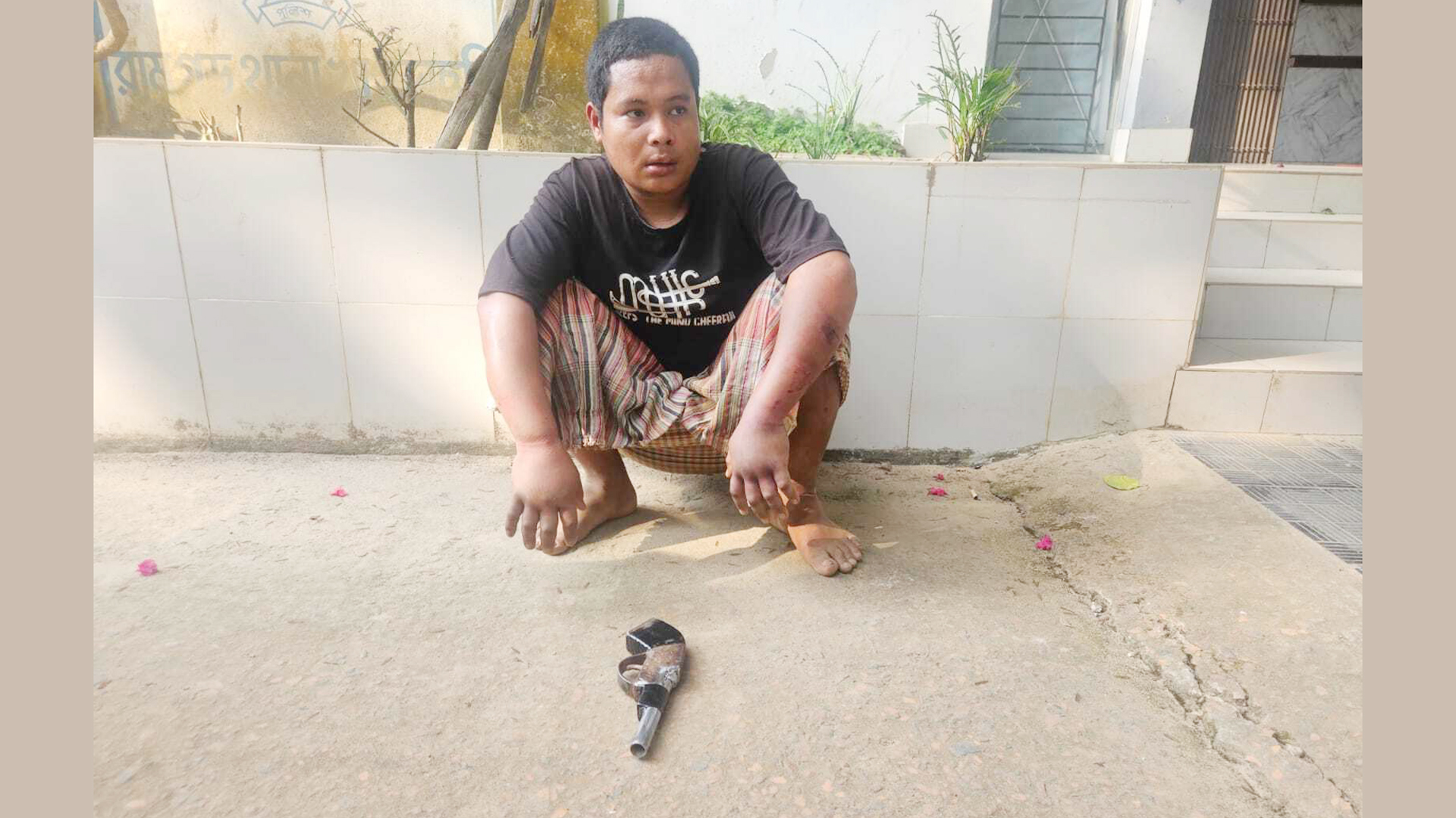 খাগড়াছড়িতে চাঁদাবাজির সময় ইউপিডিএফ সদস্যকে আটক করে গণপিটুনি