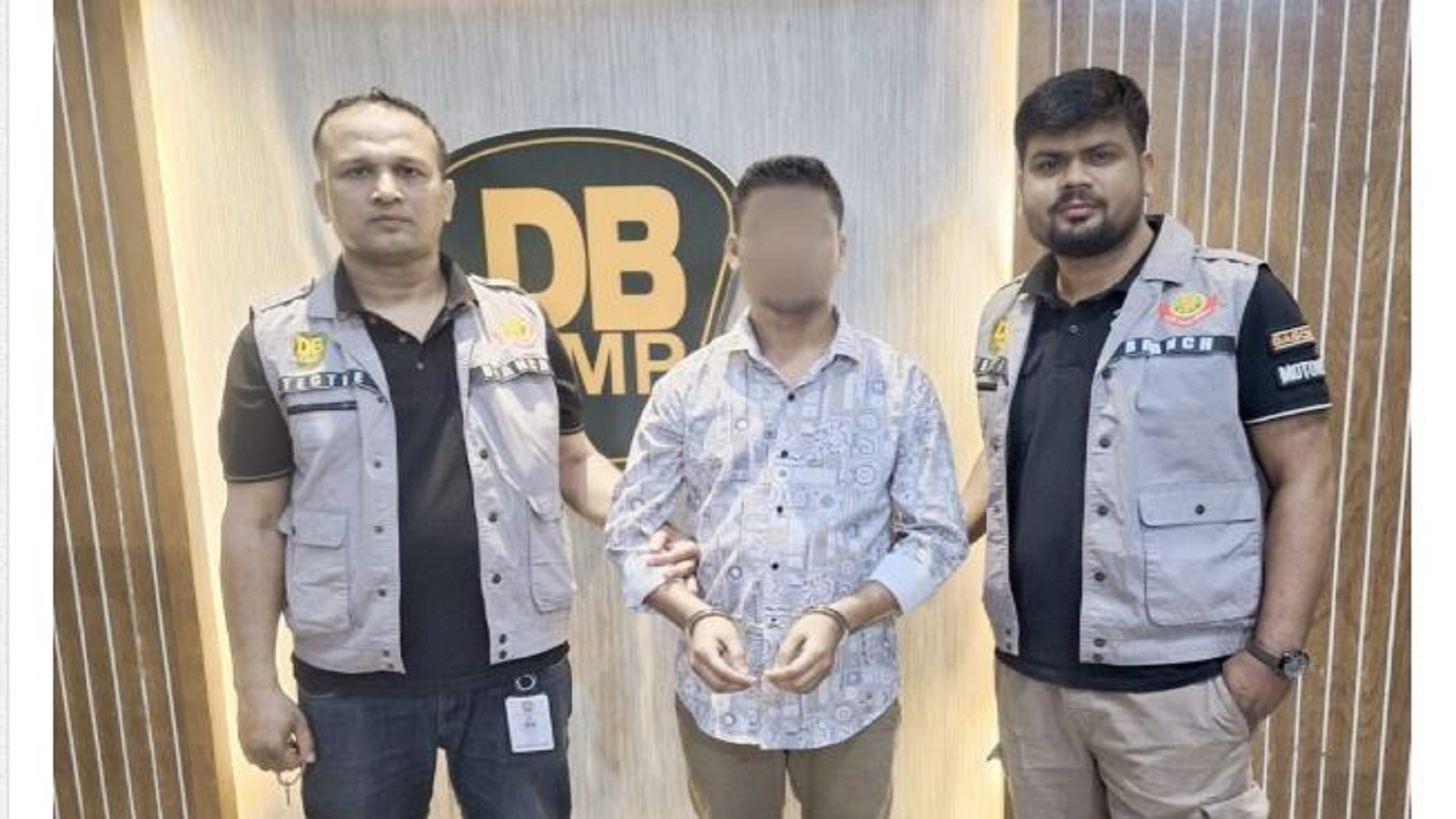 প্রশাসন ও পুলিশের ঊর্ধ্বতন কর্মকর্তাদের নামে প্রতারণা, গ্রেফতার ১