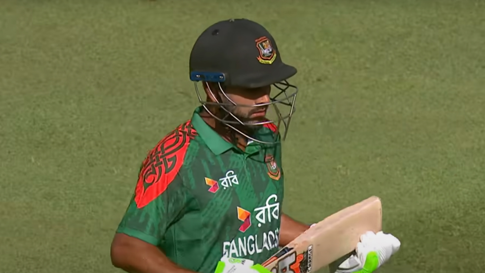 দলের বিপদ বাড়িয়ে ফিরলেন অধিনায়ক মিরাজ