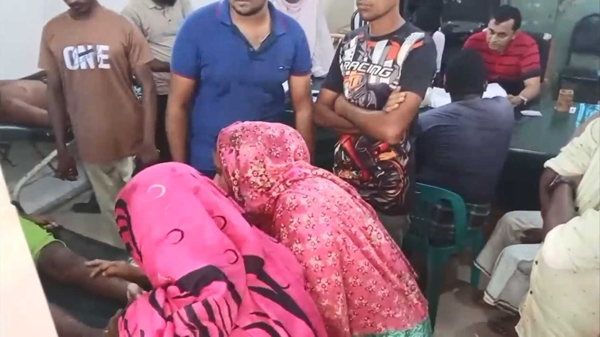 জলাবদ্ধ ভবনে মাছ ধরতে ডুব দিয়ে আর ওঠা হলো না নয়নের