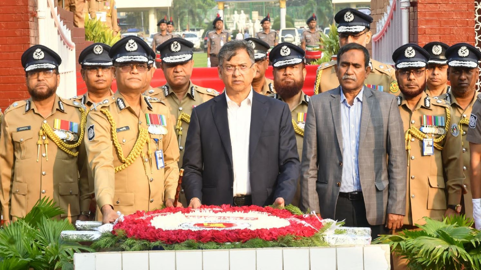 স্বাধীনতা দিবসে শহীদ পুলিশ সদস্যদের প্রতি স্বরাষ্ট্রমন্ত্রী ও আইজিপির শ্রদ্ধা