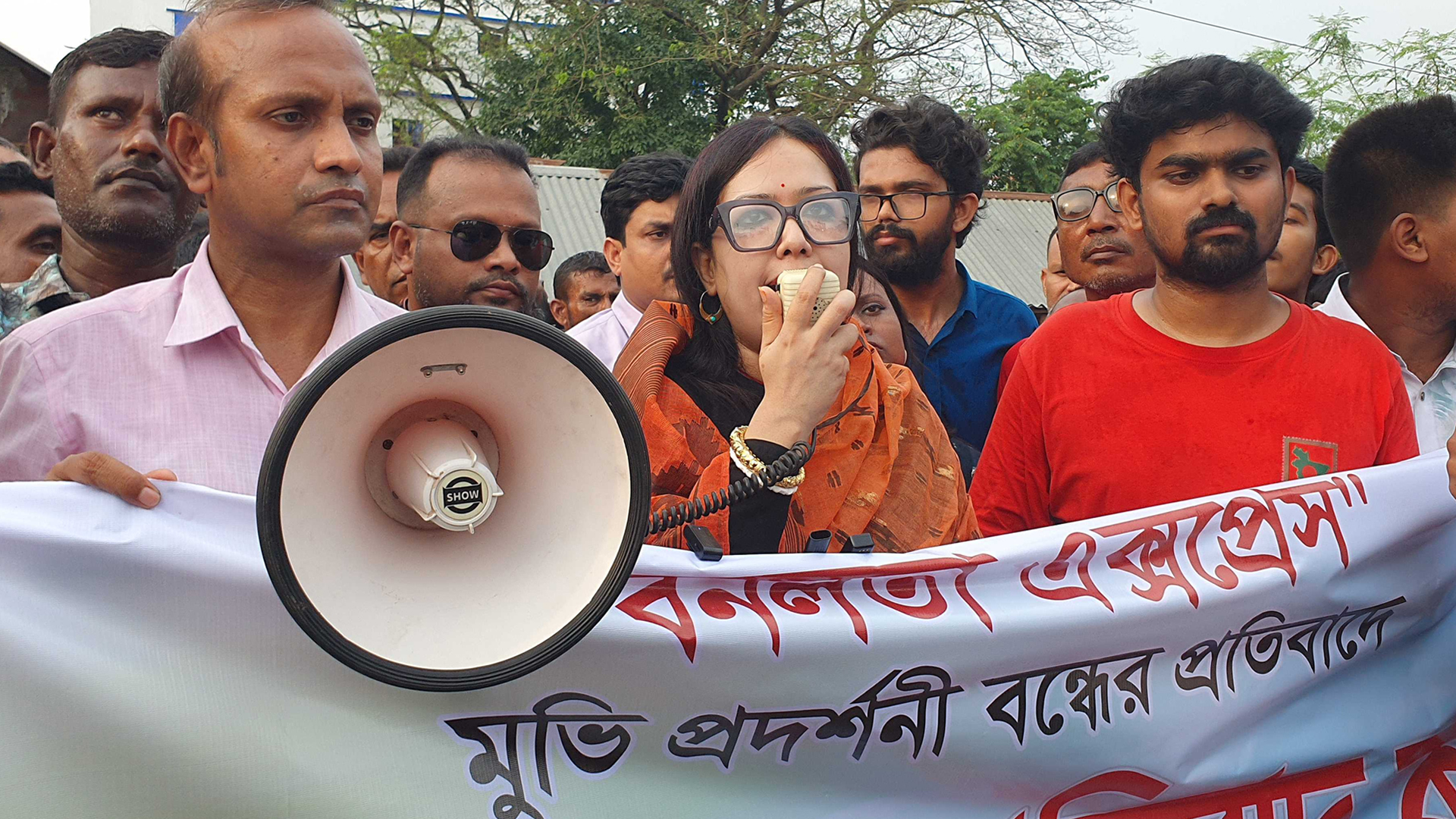 ‘বনলতা এক্সপ্রেস’র প্রদর্শনী বন্ধের প্রতিবাদে মানববন্ধনে রুমিন ফারহানা
