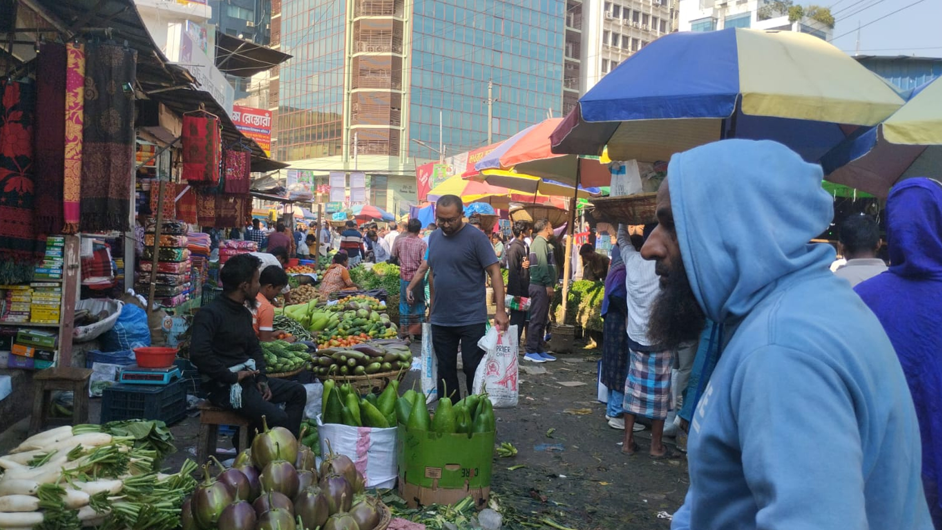 স্বস্তি ফিরছে সবজির বাজারে, কমেছে পেঁয়াজের দামও