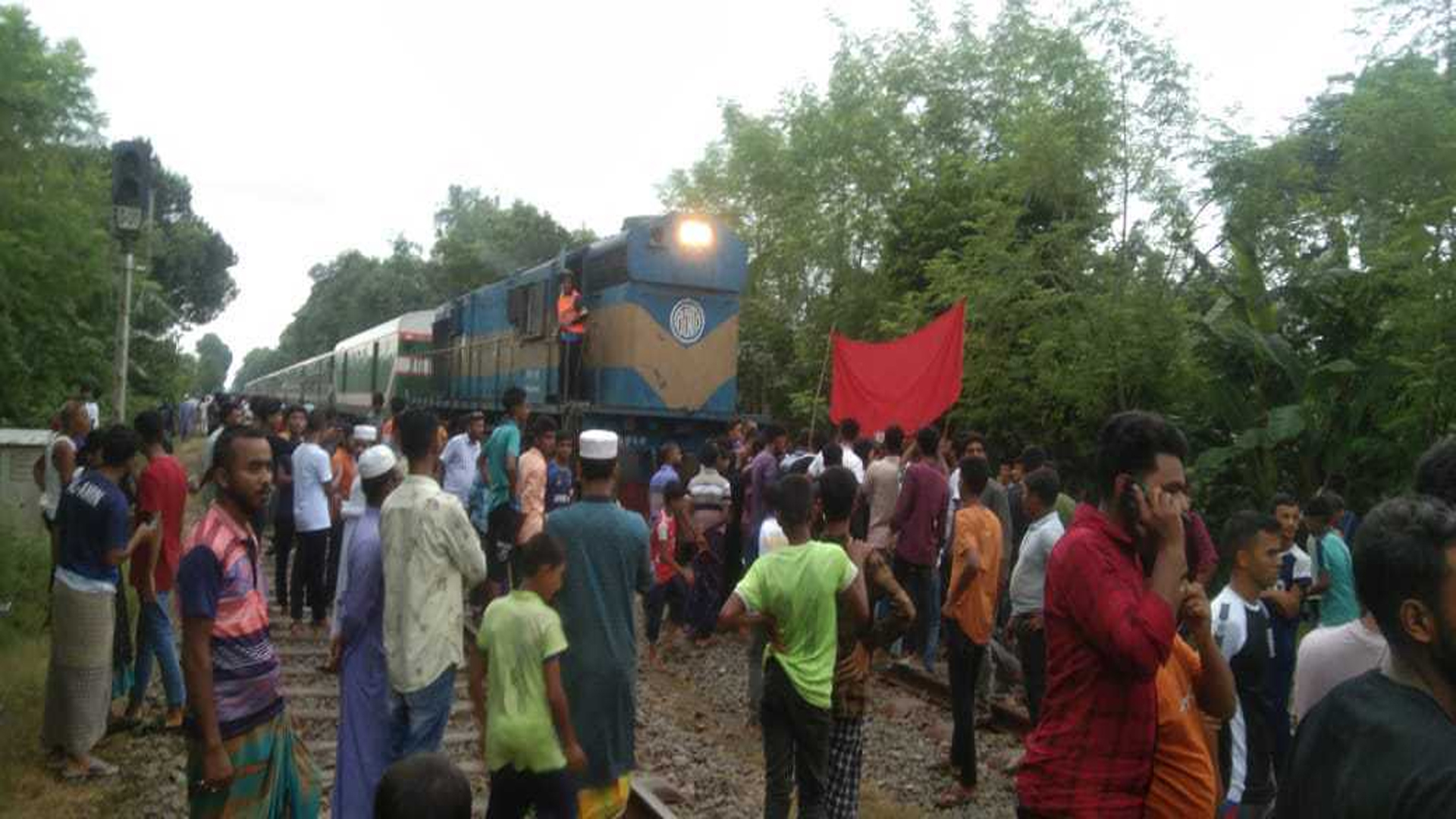 চুয়াডাঙ্গায় ট্রেনে কাটা পড়ে যুবকের মৃত্যু, ট্রেন অবরোধ
