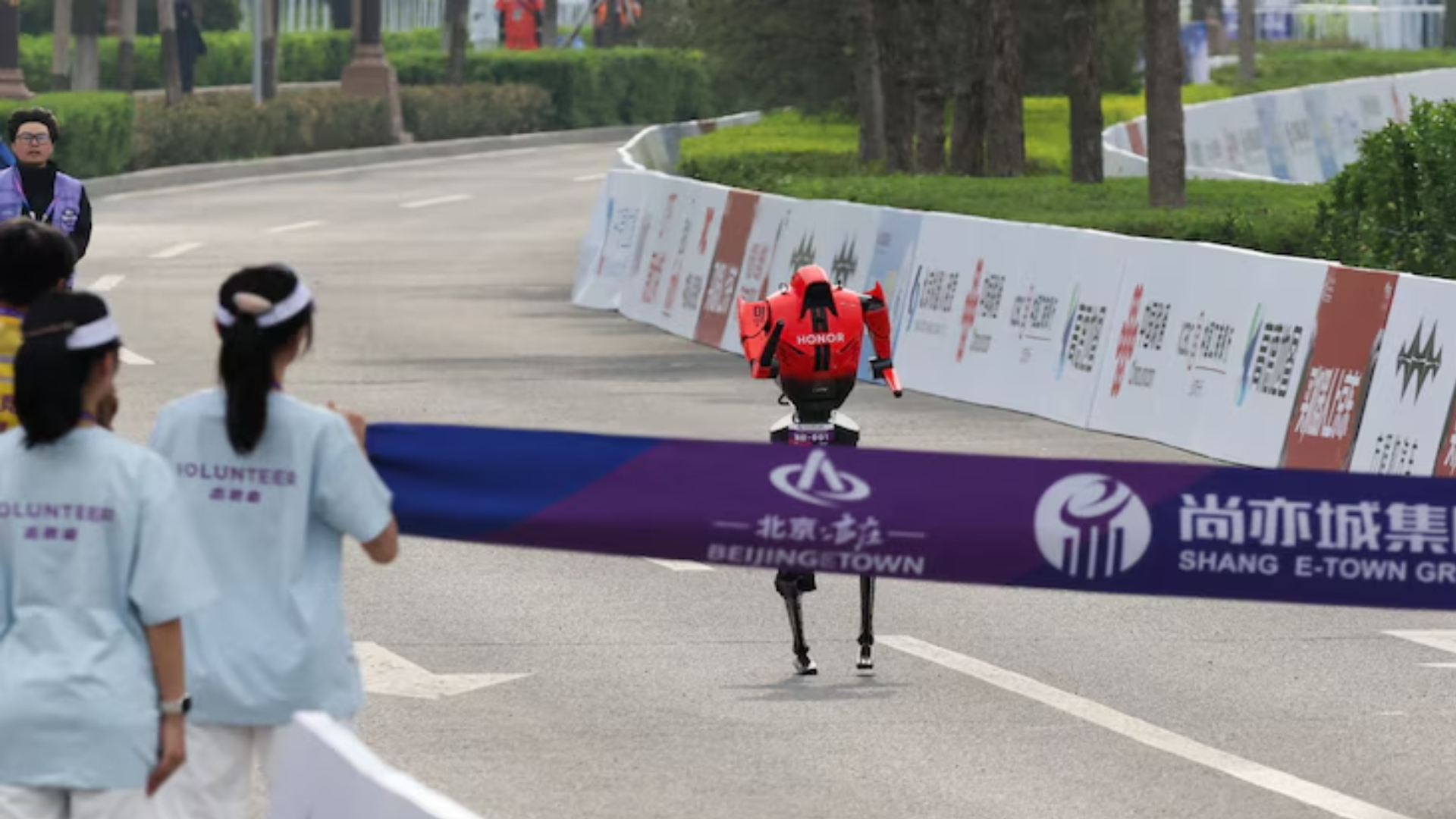 হাফ-ম্যারাথনে প্রথমবারের মতো মানুষকে পেছনে ফেলল রোবট! (ভিডিও)