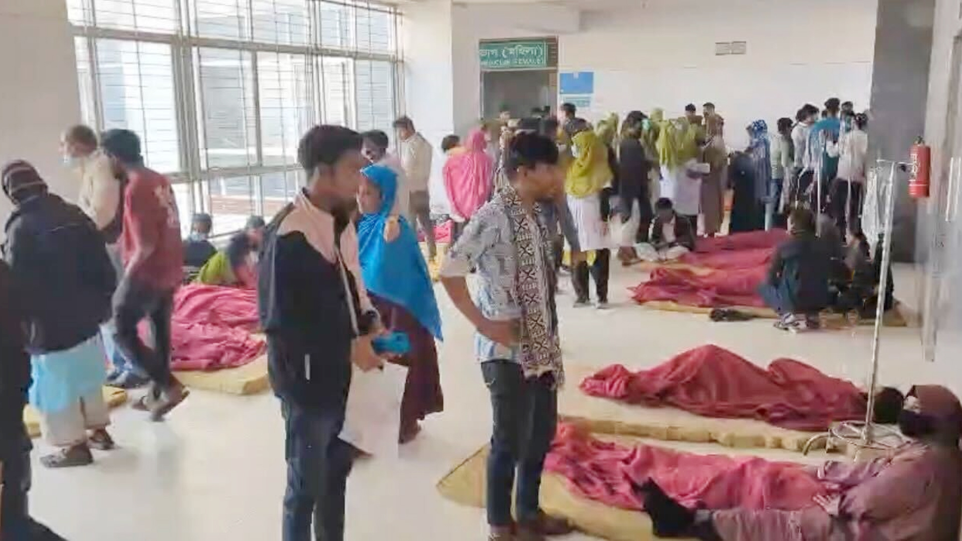 গাজীপুরে দুই পোশাক কারখানার শতাধিক শ্রমিক হঠাৎ অসুস্থ