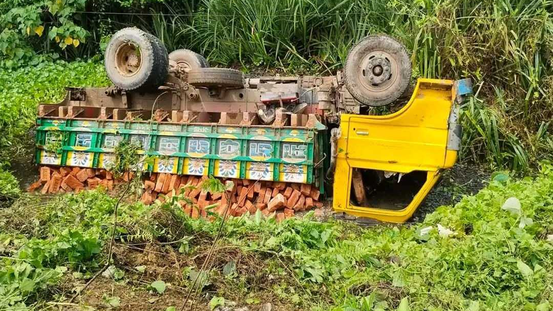 সিলেটে ইটবোঝাই ট্রাক উল্টে শ্রমিক নিহত