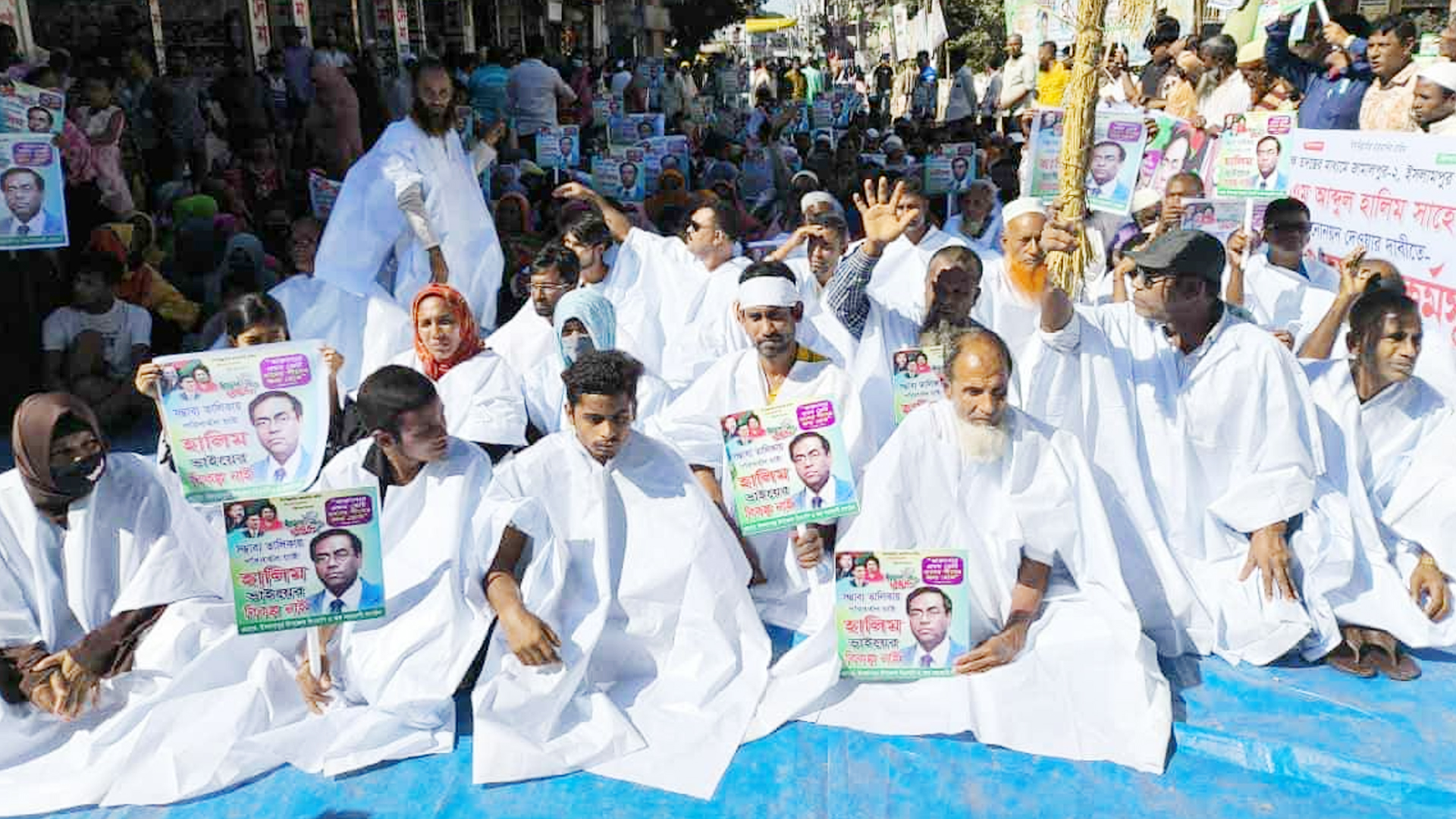 বিএনপির প্রার্থী পরিবর্তনের দাবিতে কাফনের কাপড় পরে অনশন