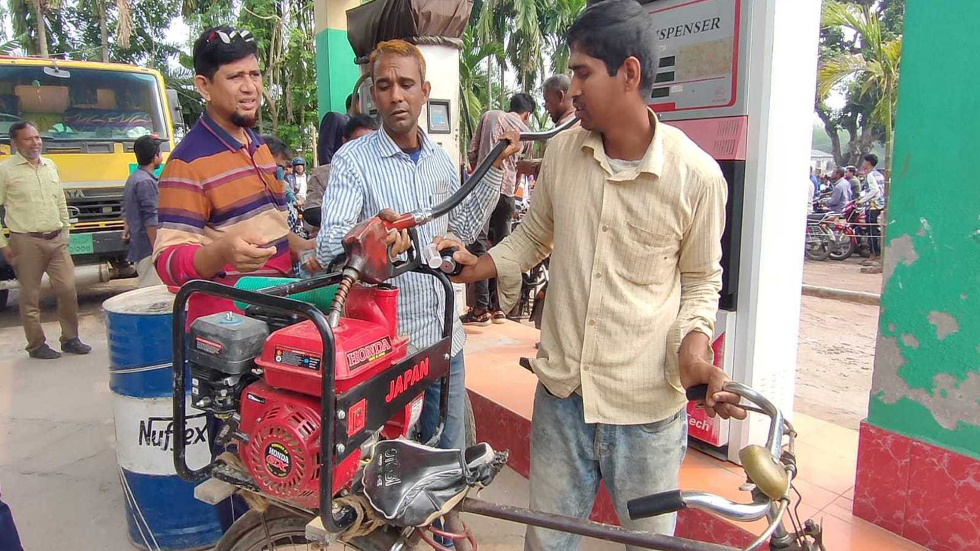 বোতলে মিলছে না তেল, বাধ্য হয়ে শ্যালোমেশিন নিয়ে পাম্পে কৃষক