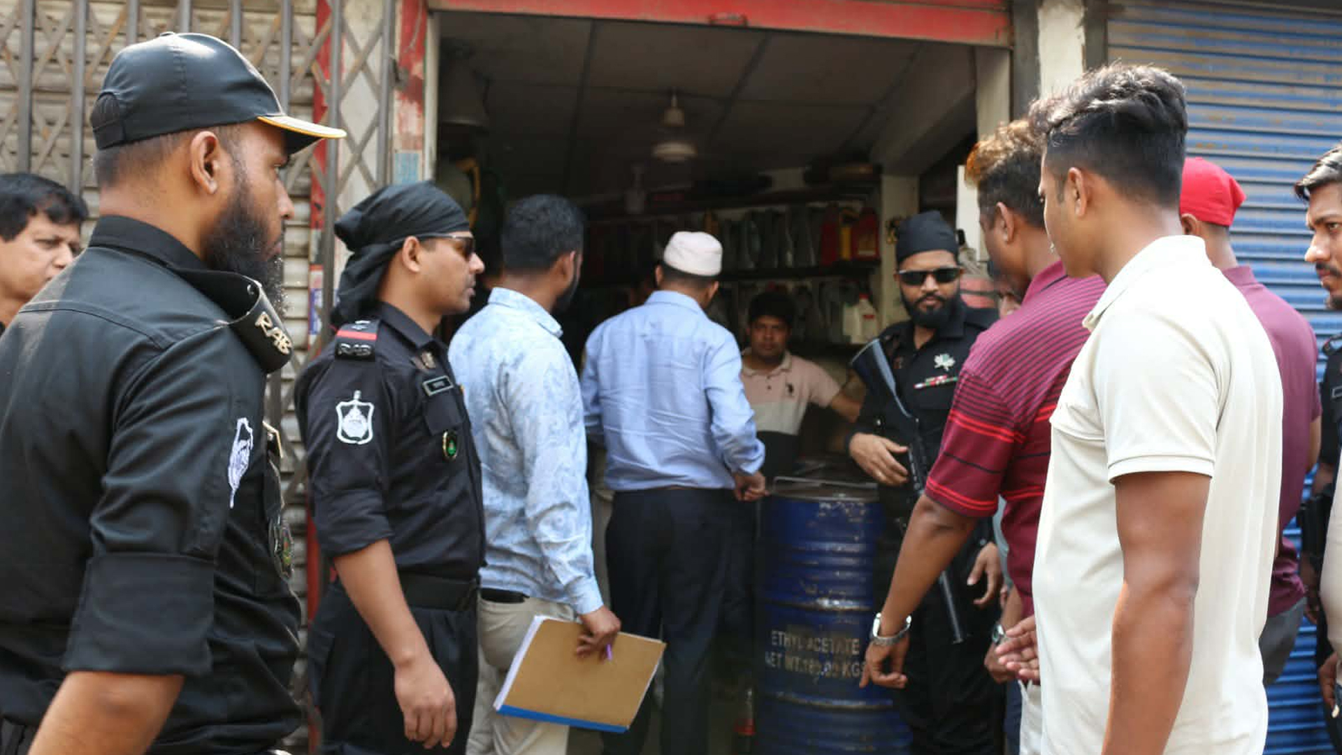 আগারগাঁওয়ে র‌্যাবের অভিযান, ২৯৬ লিটার অবৈধ মজুত তেল জব্দ