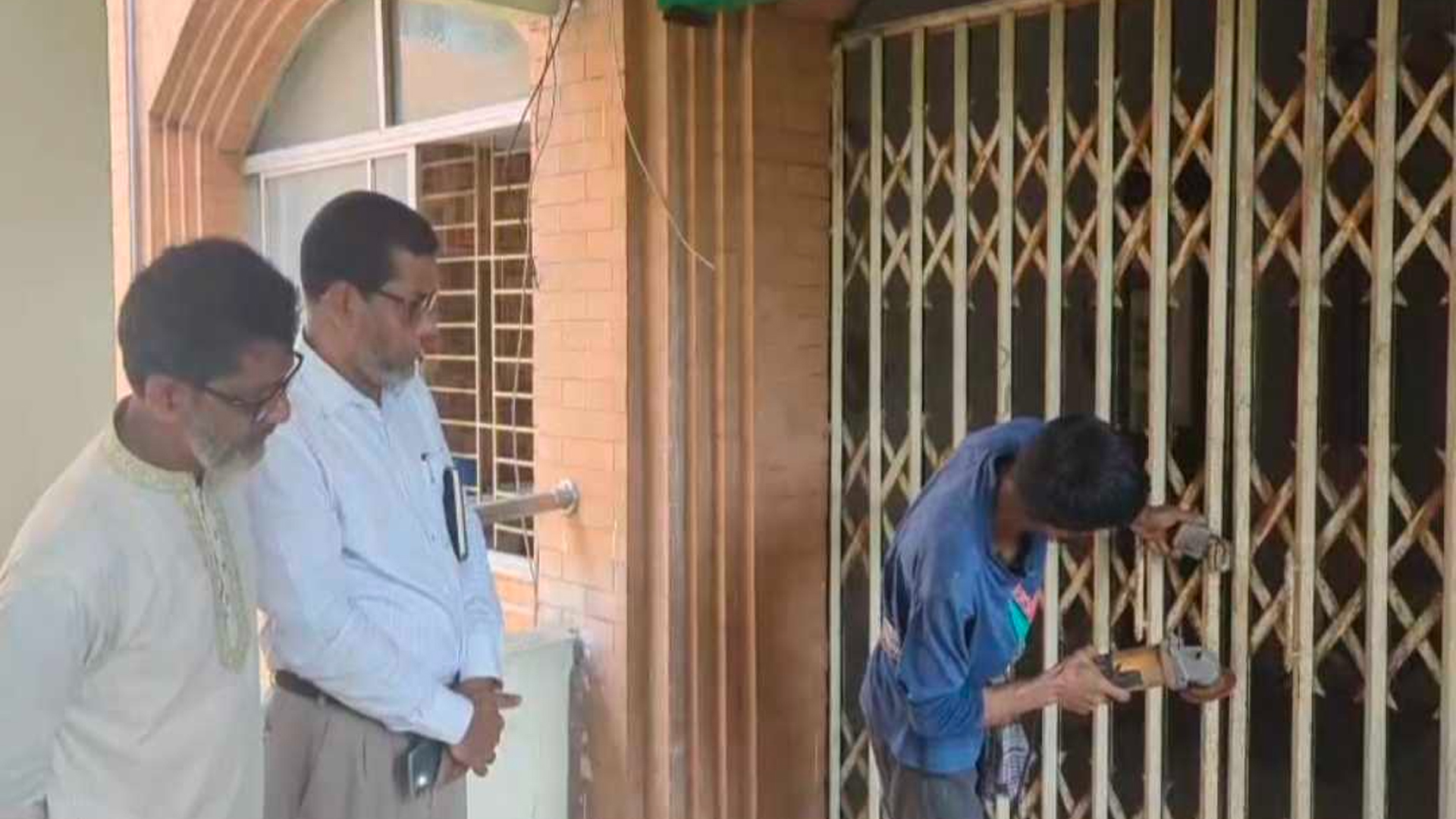 শিক্ষকদের দেয়া তালা কেটে প্রশাসনিক ভবন খুললেন ববি উপাচার্য