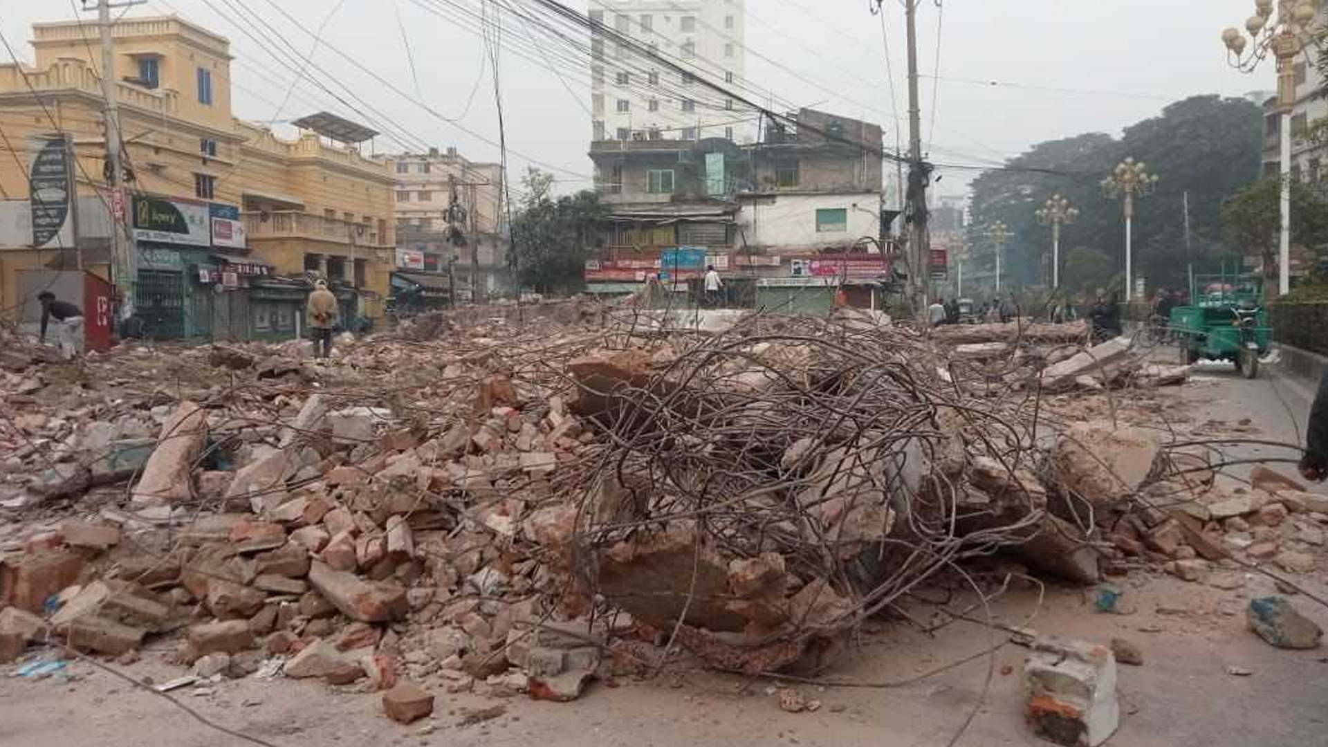 আওয়ামী লীগের রাজশাহী মহানগর অফিস গুড়িয়ে দিলো ছাত্...