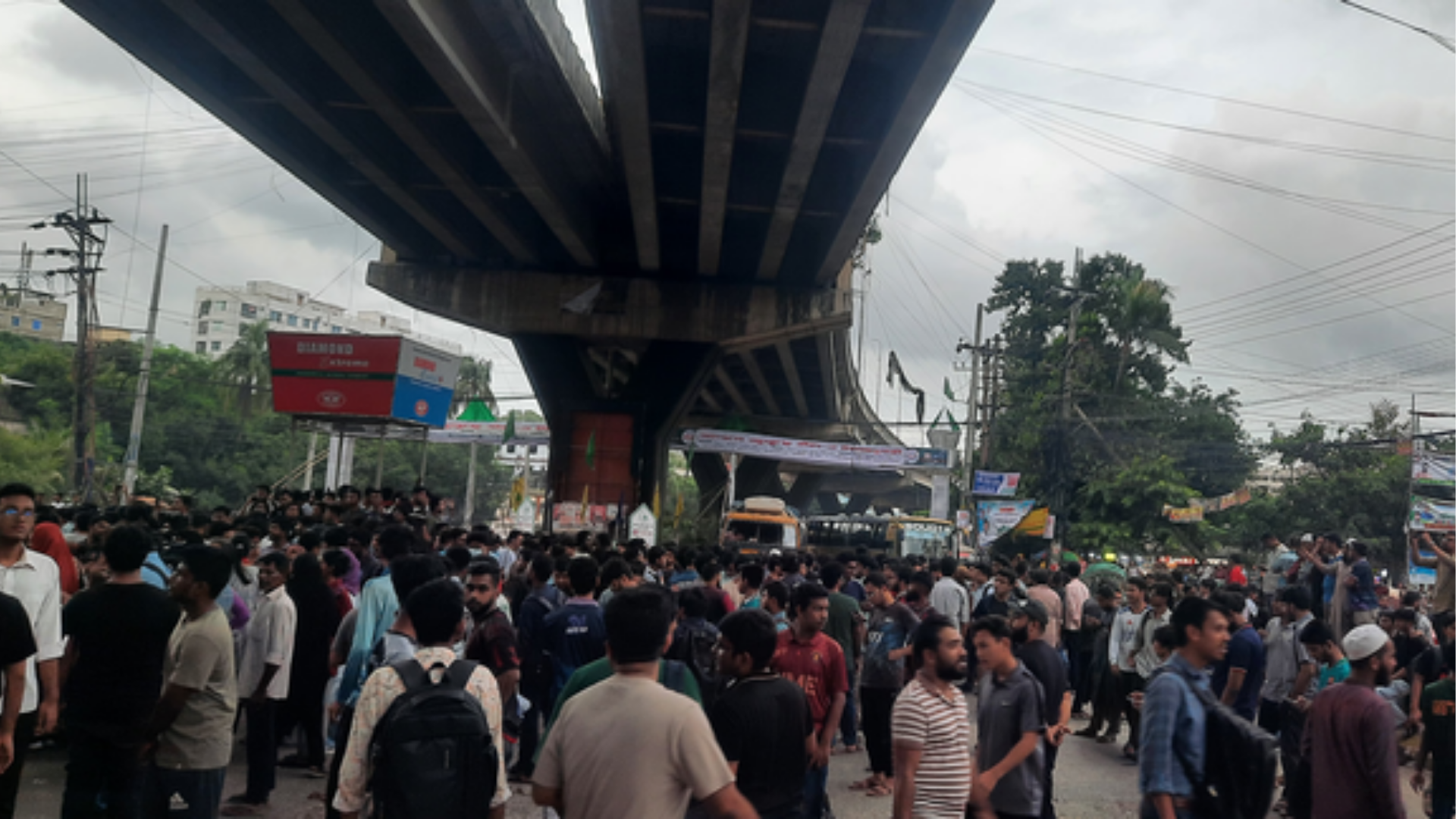 ঢাকায় প্রকৌশল শিক্ষার্থীদের ওপর হামলার প্রতিবাদে চট্টগ্রামে সড়ক অবরোধ