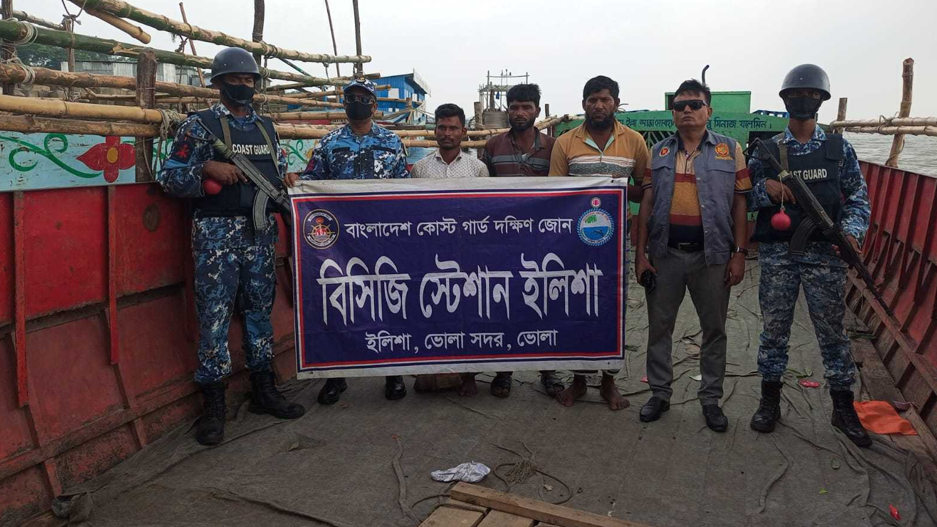 নিষেধাজ্ঞা অমান্য করে যাত্রী পরিবহন, ভোলার মেঘনা নদীতে ২ ট্রলারসহ আটক ৩